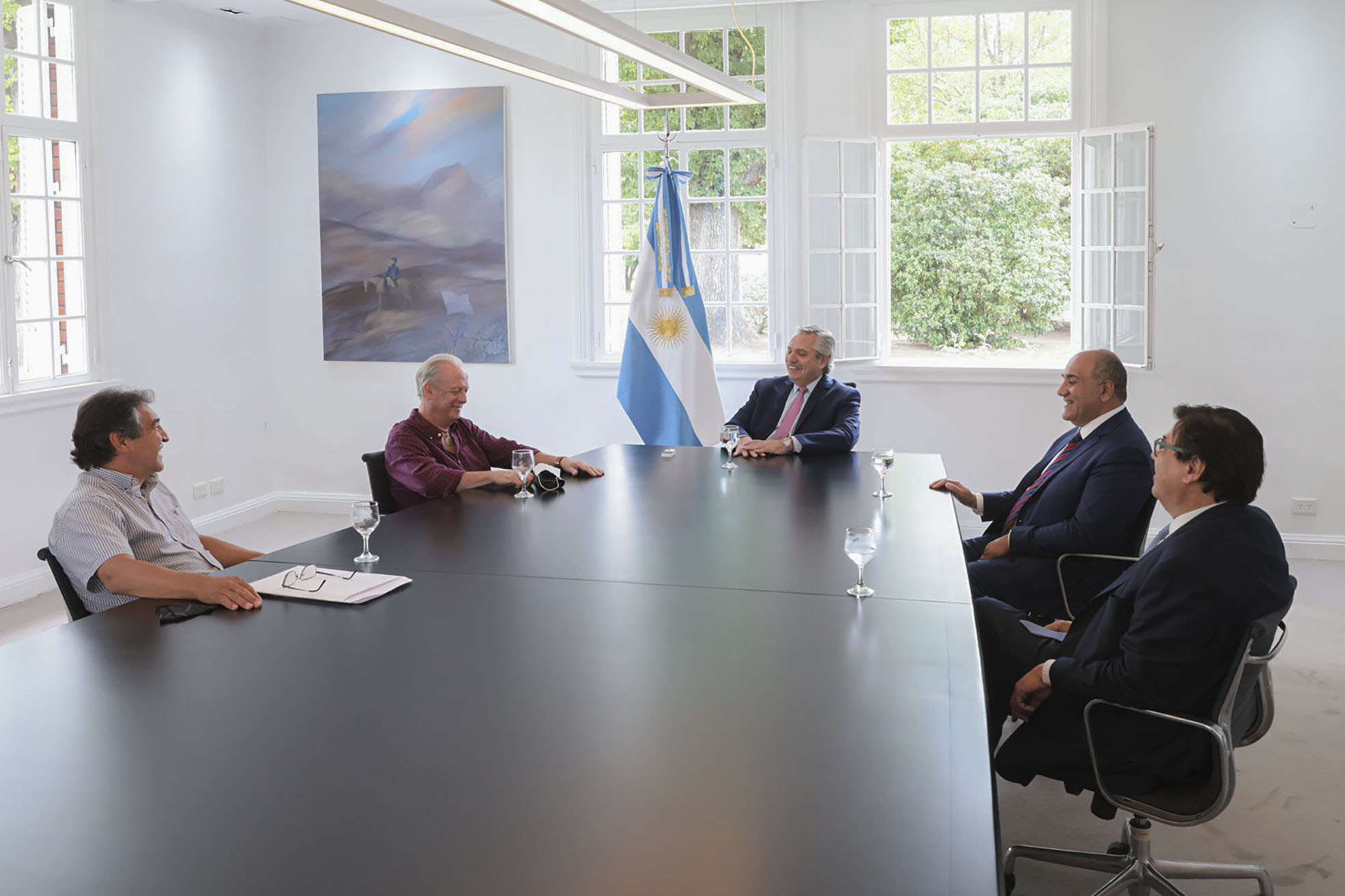 Alberto Fernández anunció el bono para empleados estatales tras reunirse con funcionarios y dirigentes sindicales.