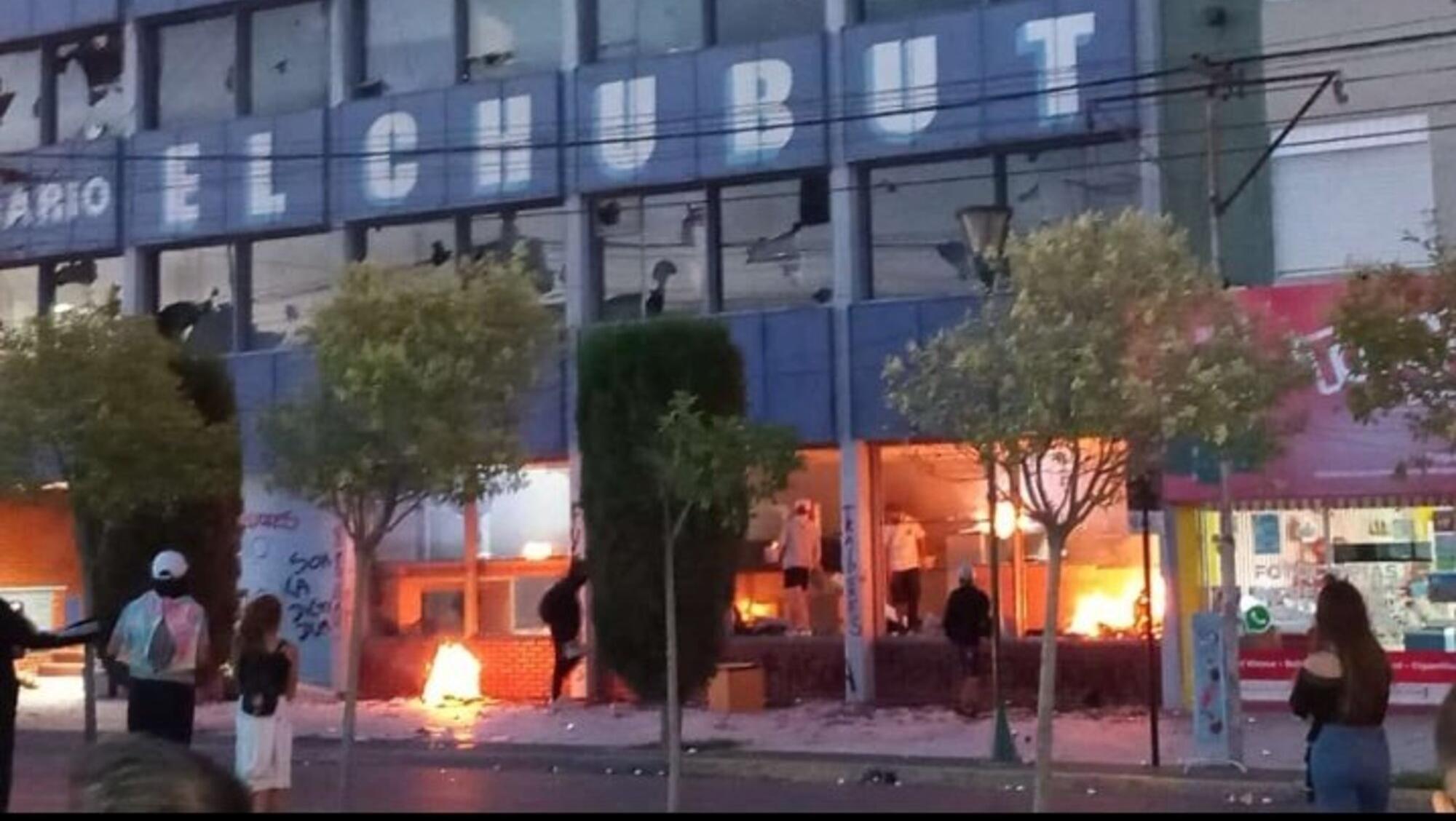 Manifestantes incendieron la sede del Diario El Chubut, causando importantes destrozos en el lugar.