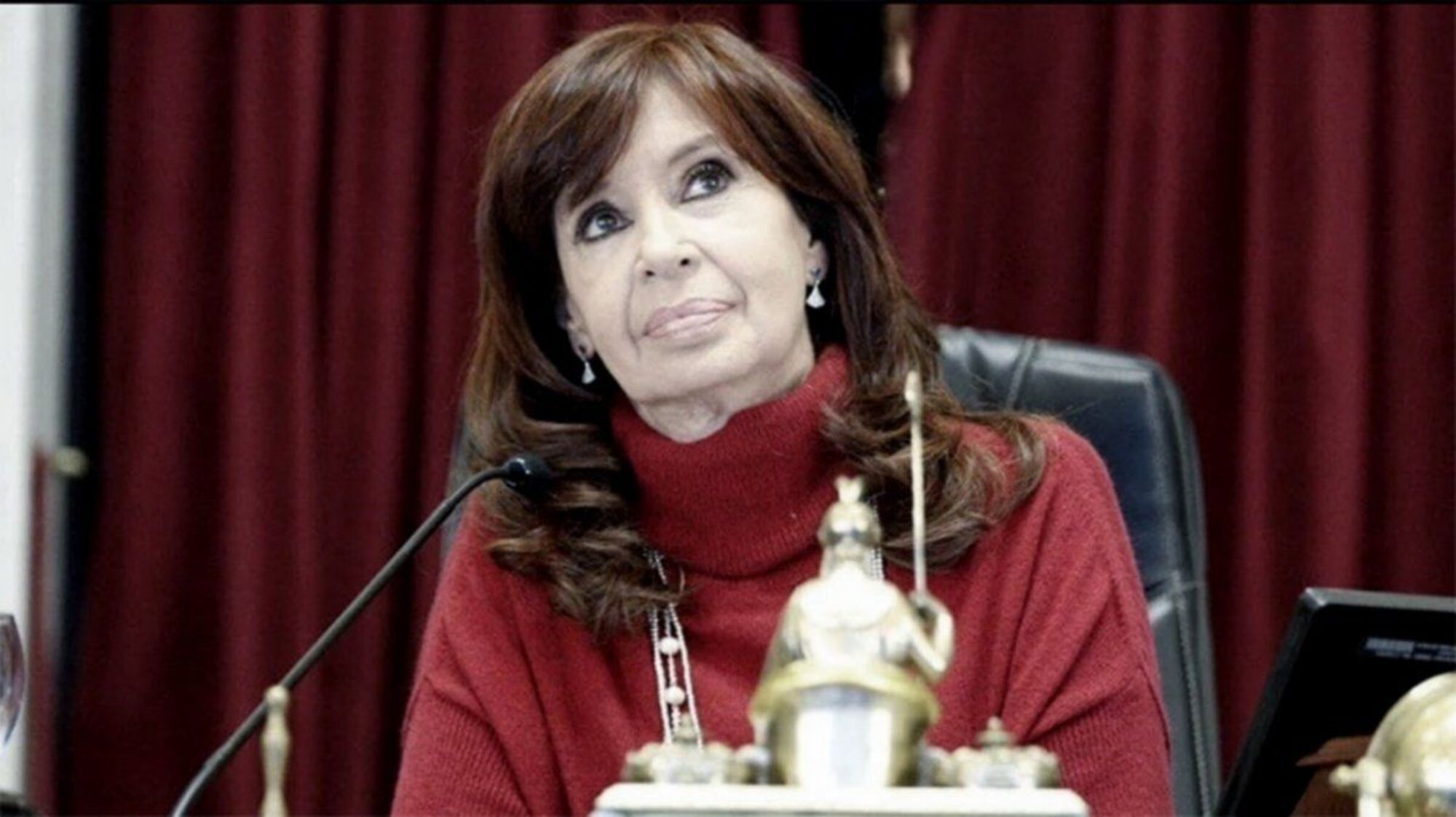 En sus redes sociales, Cristina Kirchner se refirió a dos decisiones judiciales que beneficiaron intereses del macrismo.