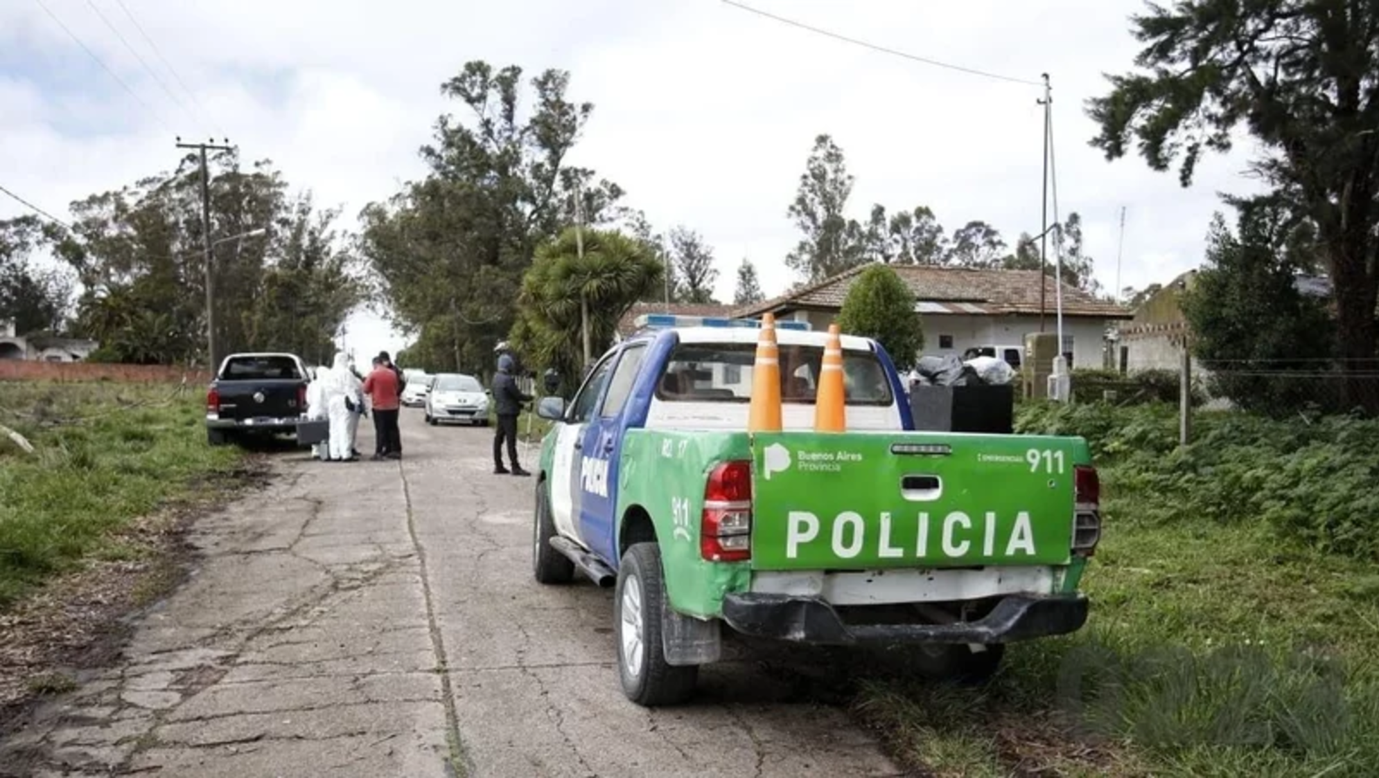 La policía trabajando en el lugar tras el hallazgo del cuerpo