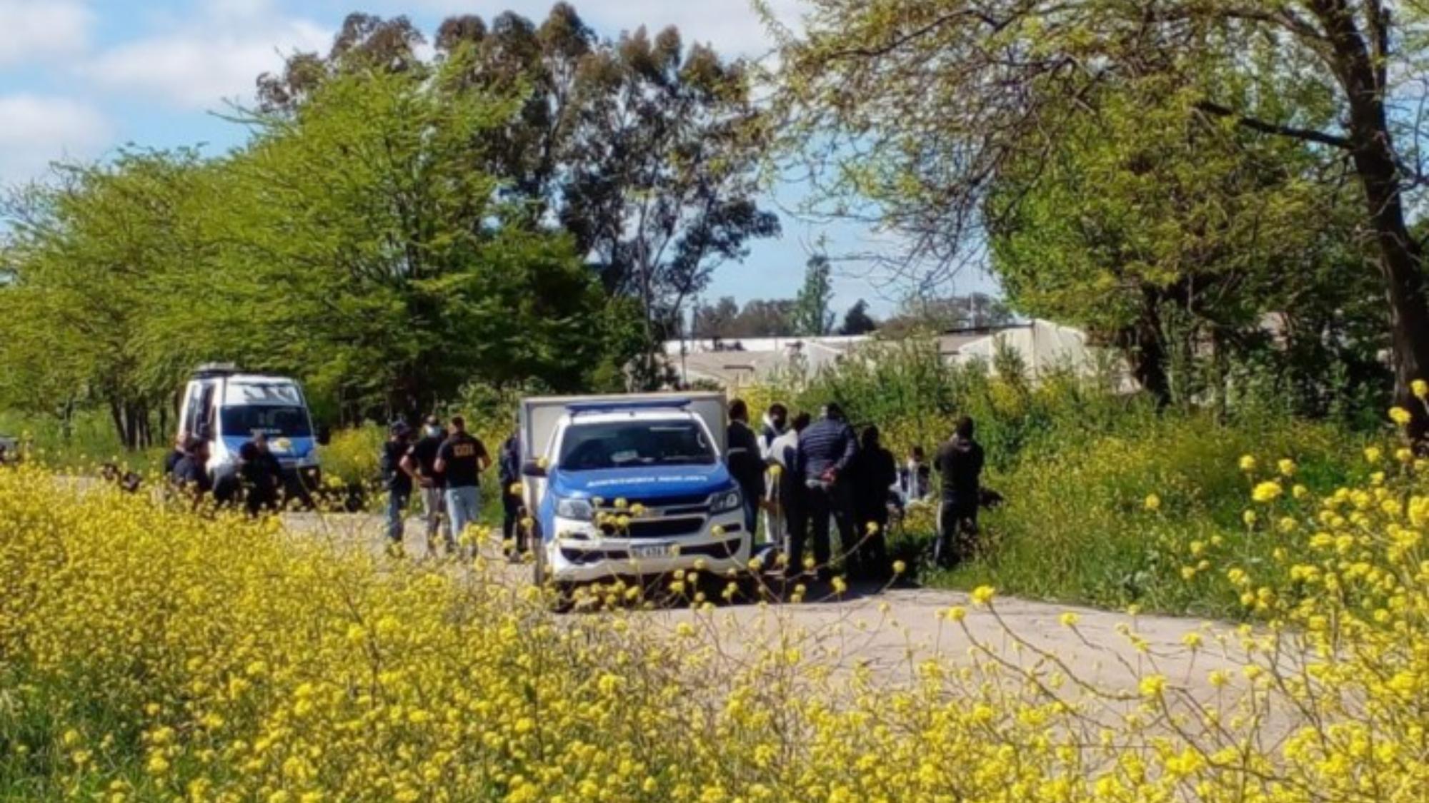 Los policías concretaron varias diligencias en el lugar del hallazgo del cuerpo.