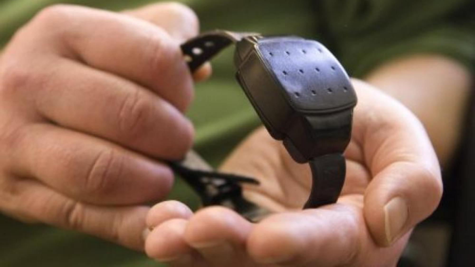 El individuo fue monitoreado con una pulsera electrónica.