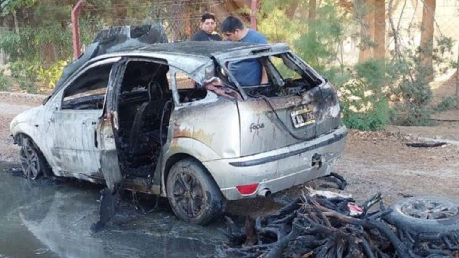 El auto, un Ford Focus, quedó totalmente destruido tras el paso de las llamas.