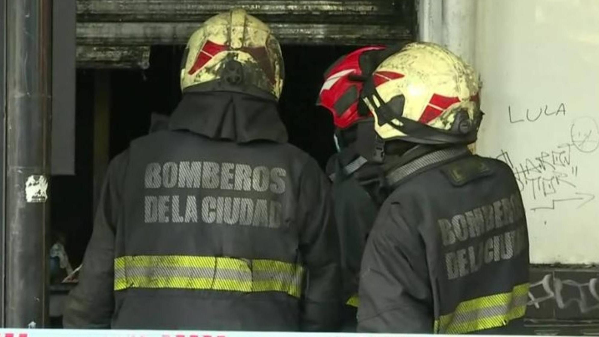 Voraz incendio en un taller de costura en Villa Devoto: bomberos combaten las llamas.