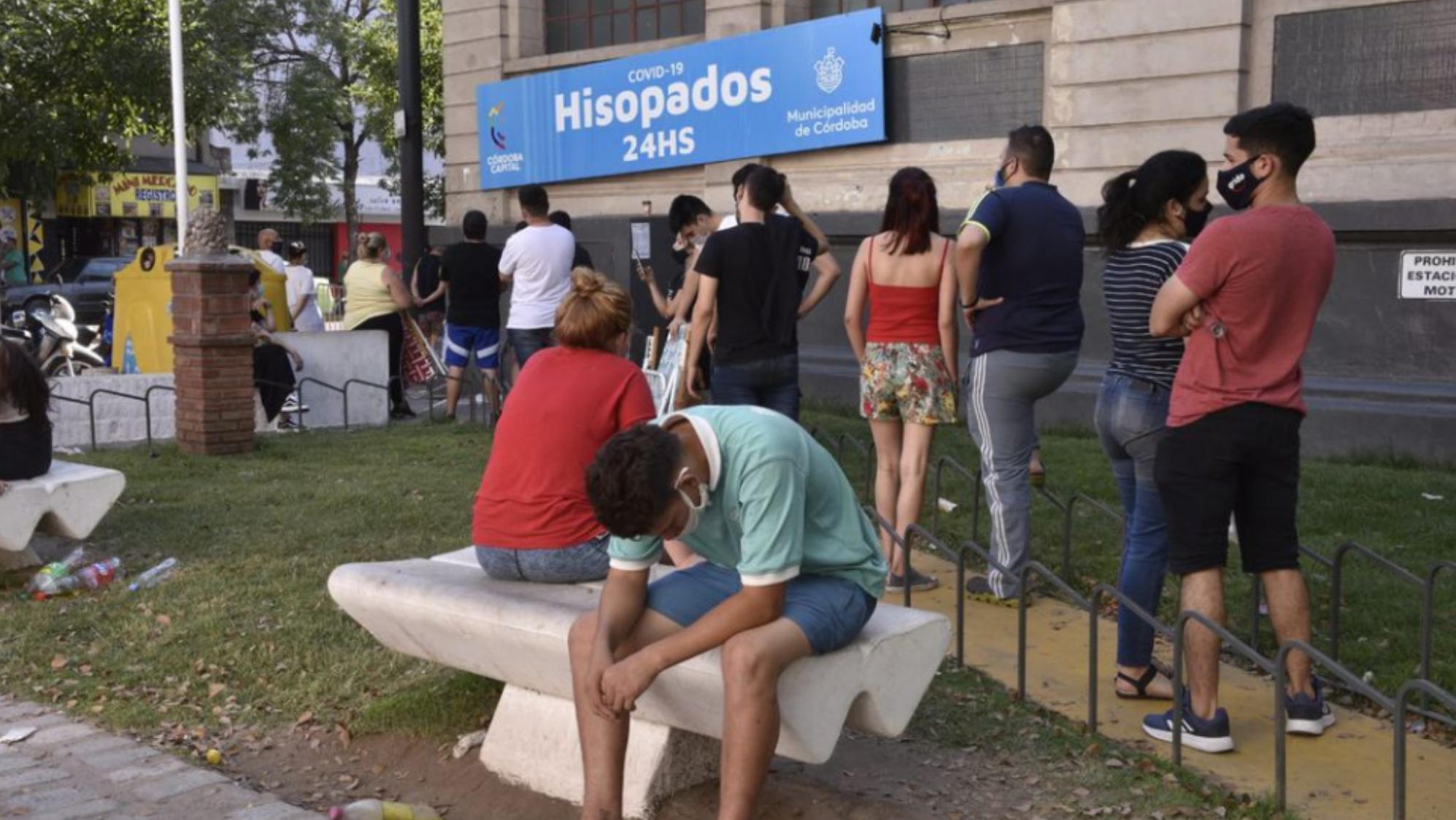 Un centro de testeo de la Ciudad de Córdoba, uno de los lugares más afectados con la suba de casos de Covid (La Voz).