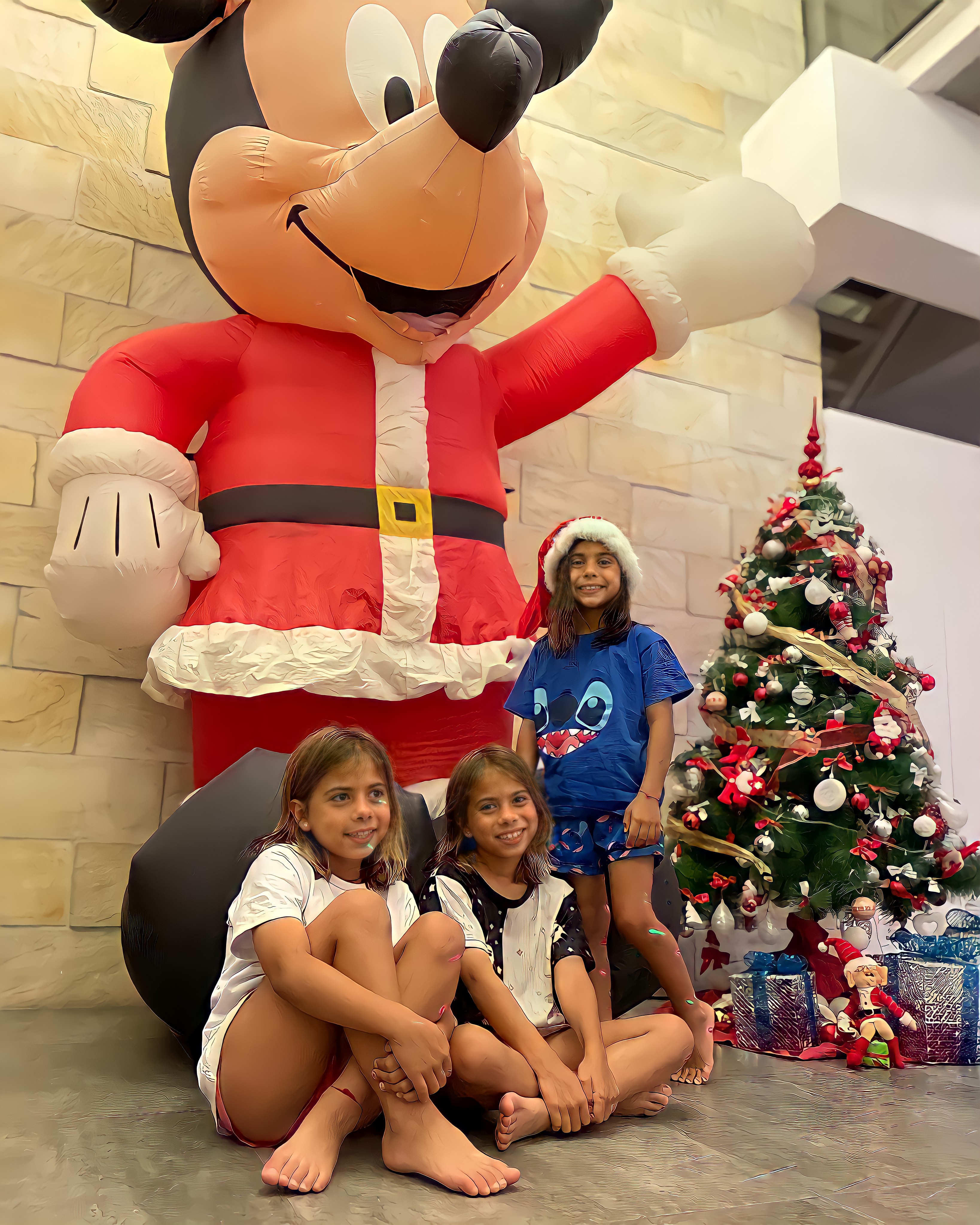 Las hijas de Cinthia Fernández días antes de   <a href='https://www.cronica.com.ar/diarioshow/tags/Navidad'>Navidad</a>.