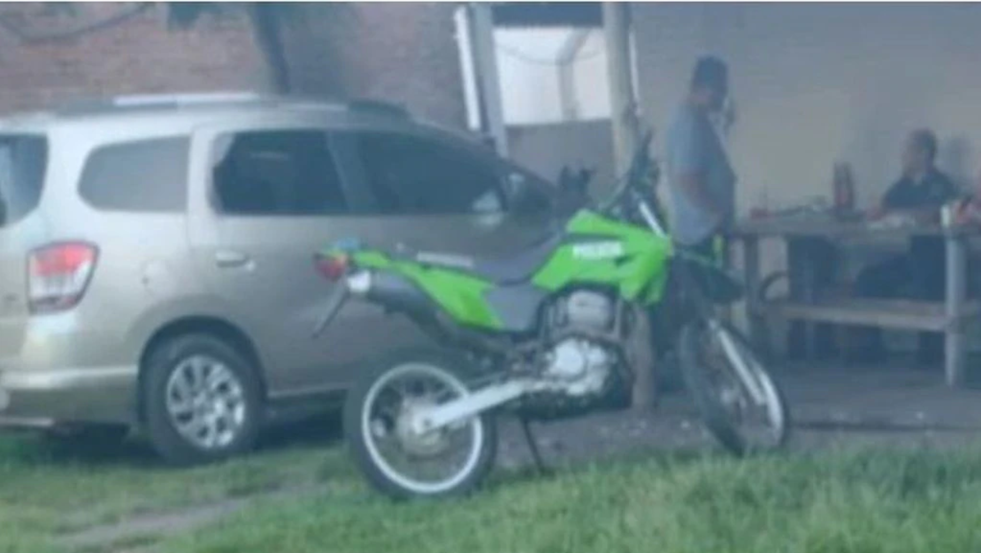 Los policías correntinos comiendo el asado que habían hecho con la oveja robada en un campo. 