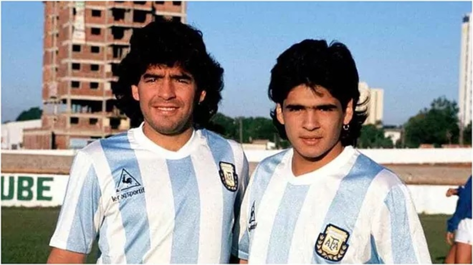 Diego y Hugo Maradona con la camiseta de la Selección: el menor de los hermanos falleció este martes a las 52 años.