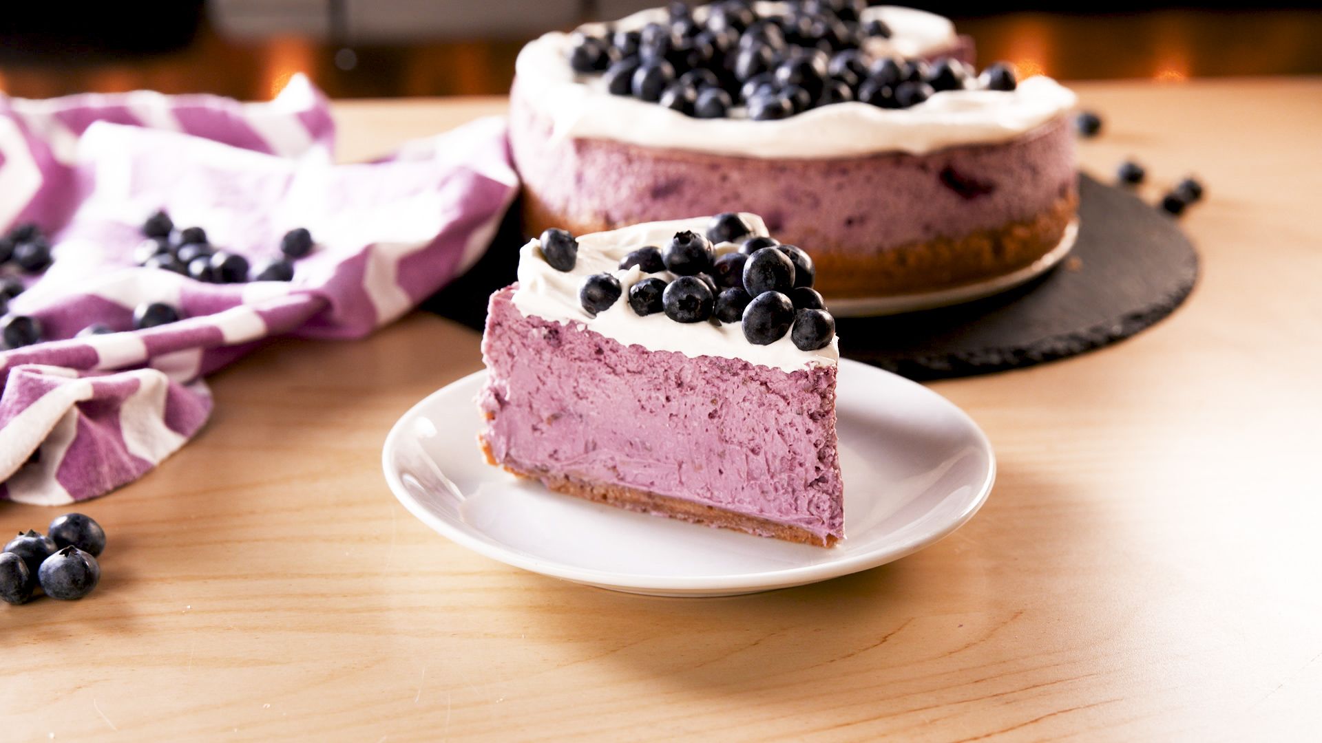 Los postres clásicos de la mesa dulce, como el turrón, el pan dulce y el maní con chocolate quizás no puedan brillar como en otras fiestas. Apostá a las recetas frescas como el cheescake de arándanos.