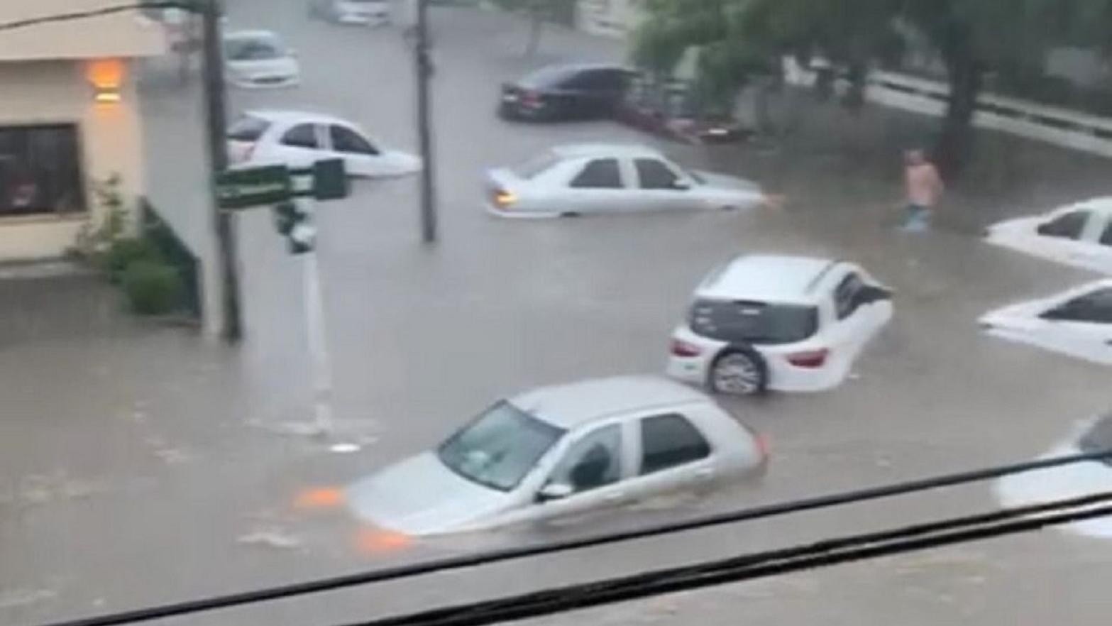 Calles completamente anegadas y autos arrastrados por la corriente fue el panorama de Piriápolis este martes por la siesta (Twitter).