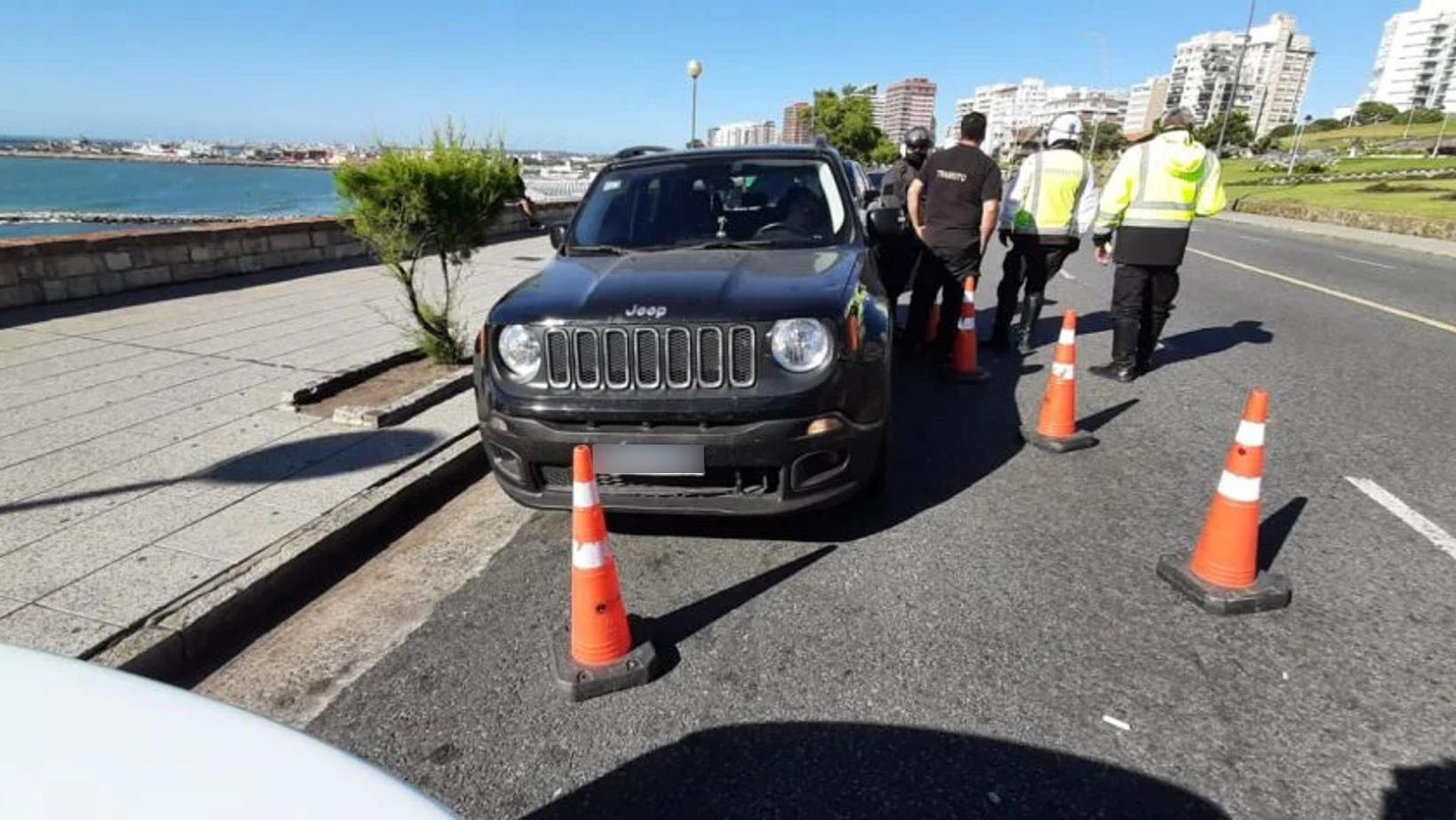 La camioneta Jeep negra en la que se atrincheró el supuesto representante de L-Gante.