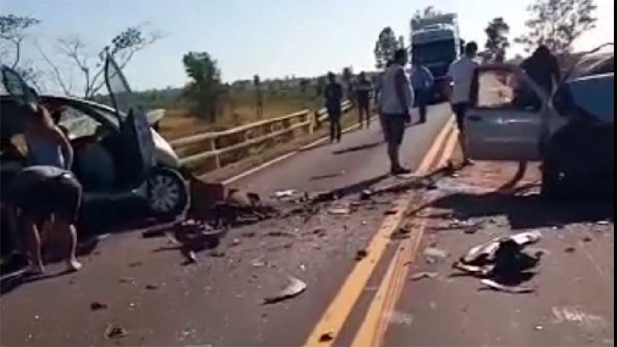 Los autos chocaron de frente, ambos conductores murieron.