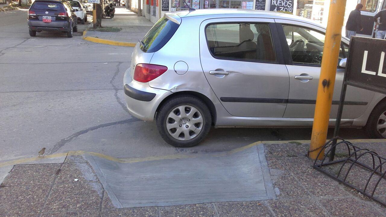 Estacionar mal puede acarrear multas y problemas con vecinos (Imagen ilustrativa).