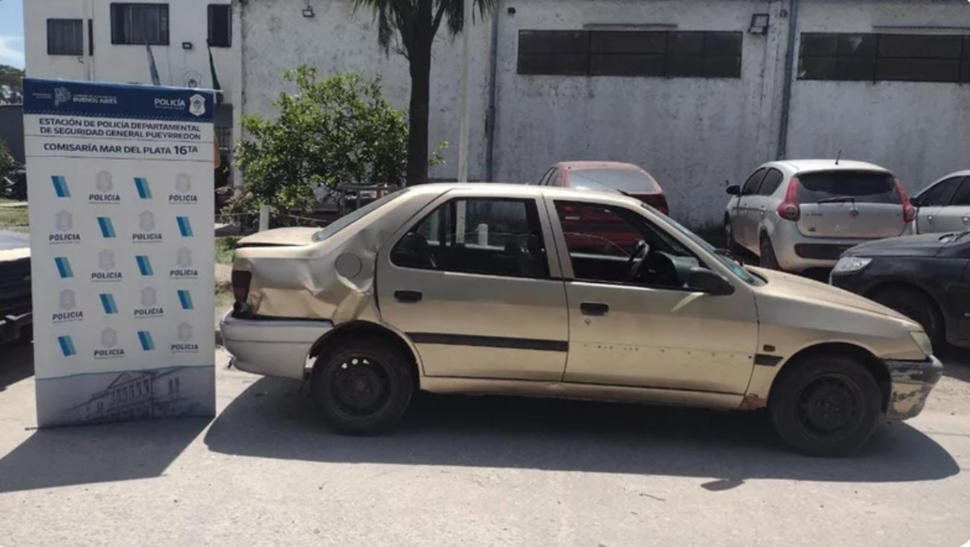 El vehículo en el que el acusado obligó a dormir a su expareja y su hijo. 