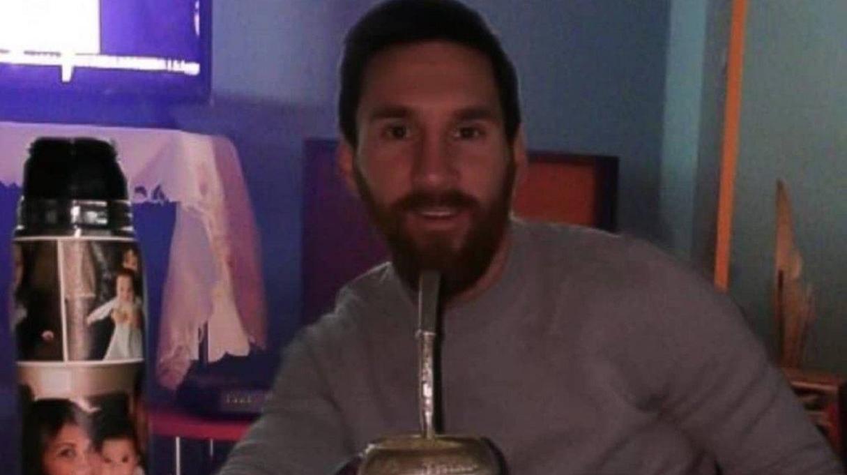 Foto editada de Lionel Messi tomando mate en una casa ajena. 