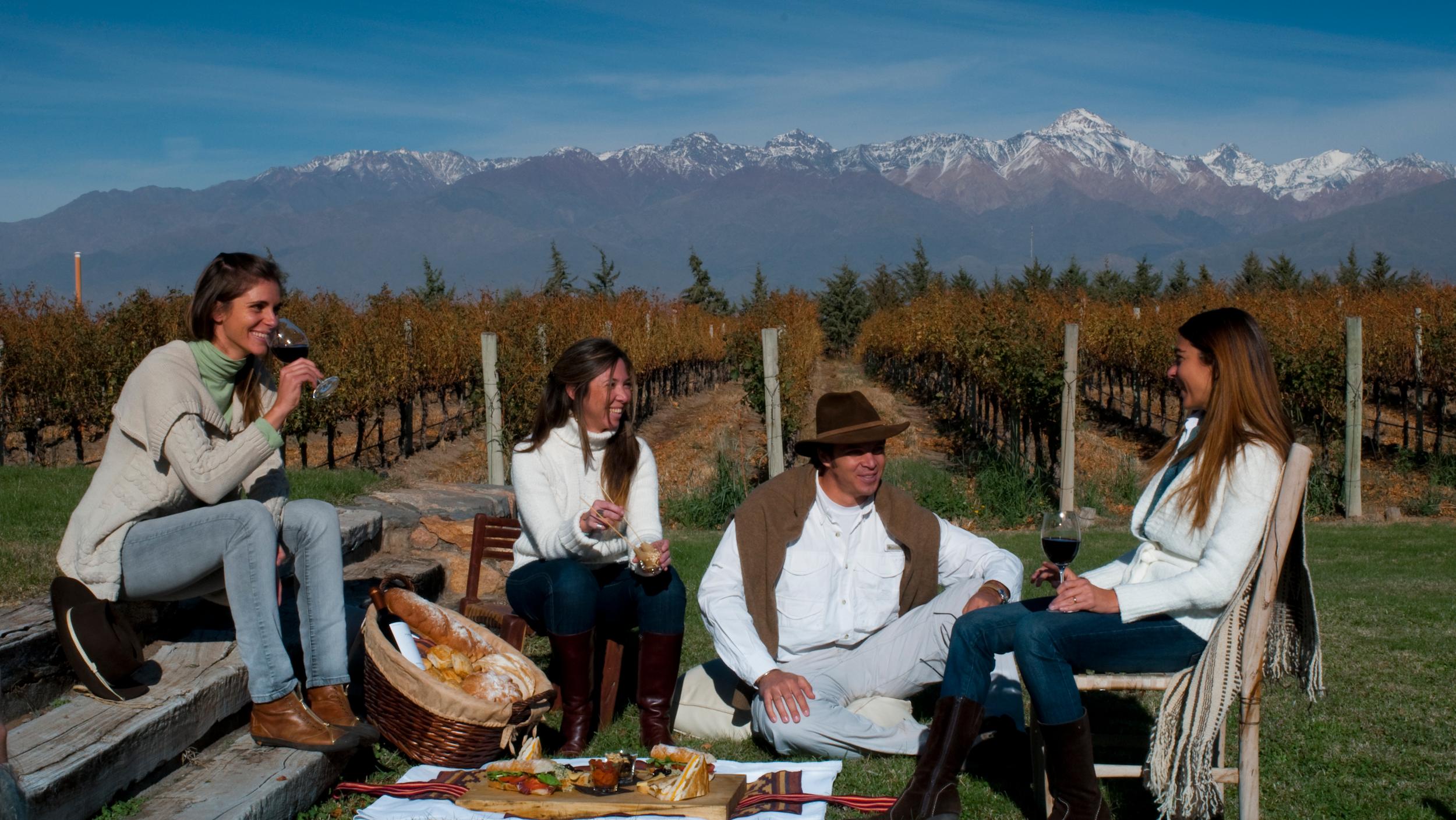 Cuyo es la principal productora vitivinícola del país, de donde salen algunos de los mejores vinos a nivel mundial,