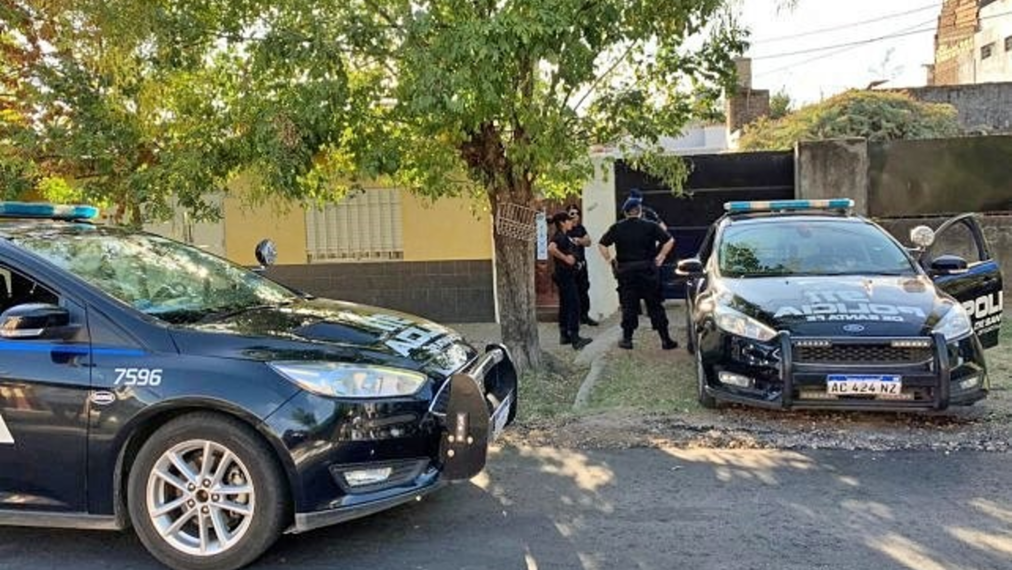 La policía trabajando en el lugar donde anoche se cometió uno de los crímenes