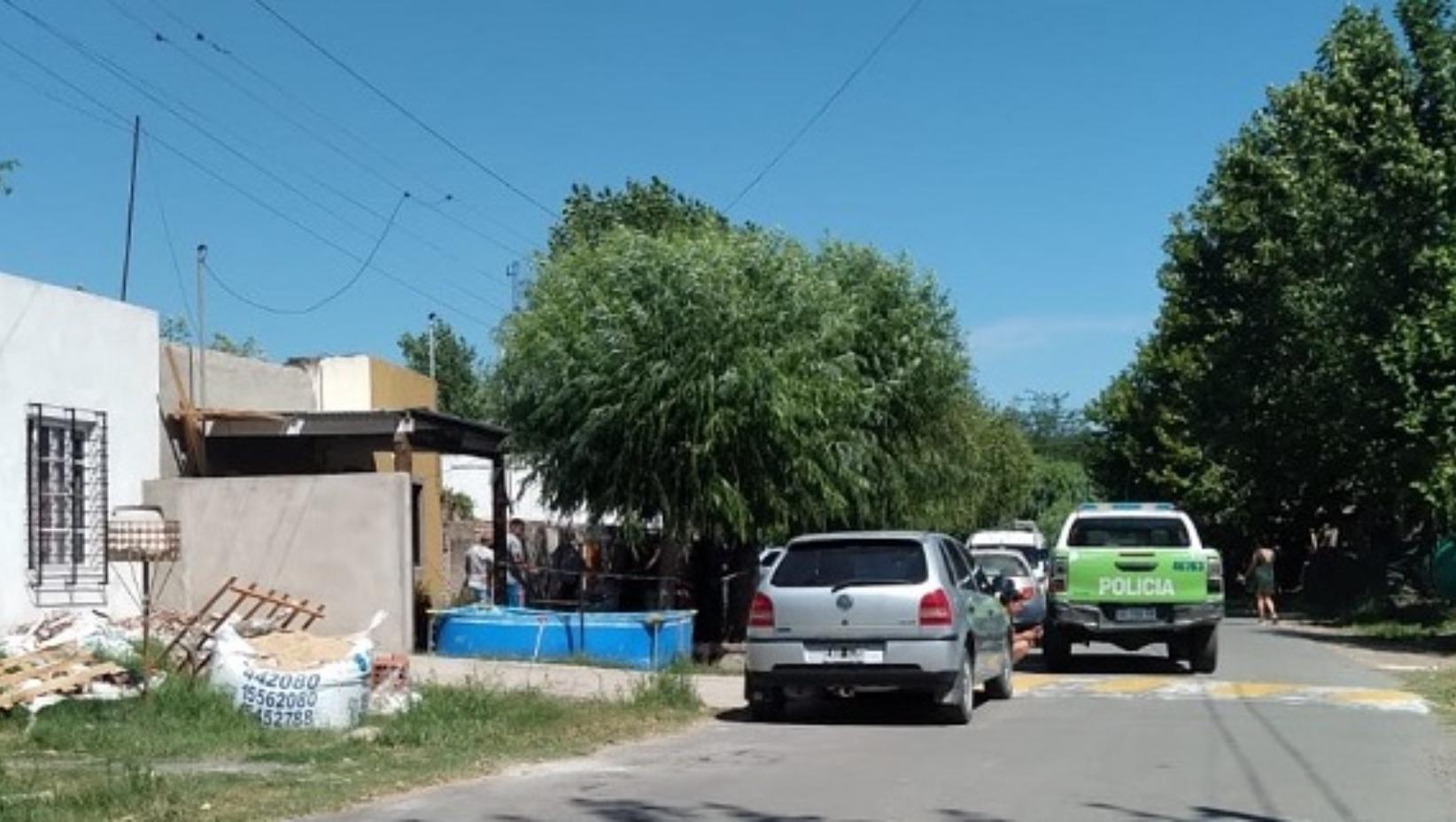 Los policías tuvieron que trabajar en el escenario del asesinato. Crédito: Noticias Gilenses.