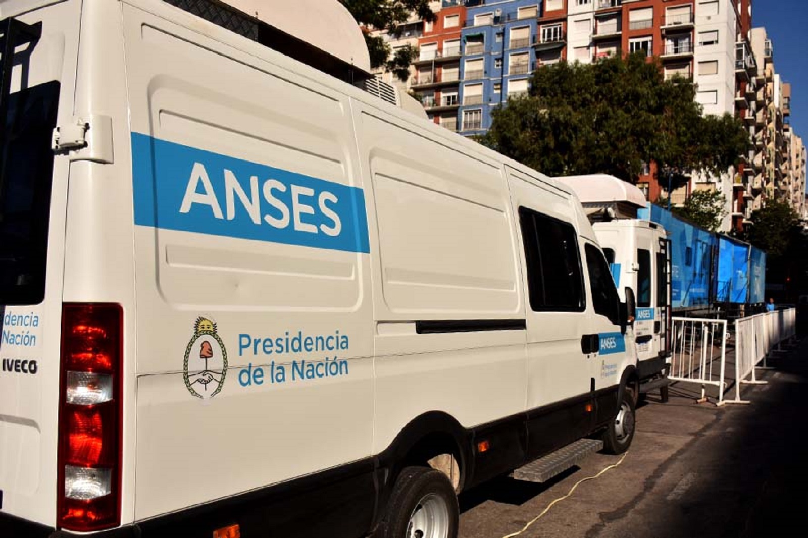 Inauguran camioneta de Anses en Mar del Plata. 