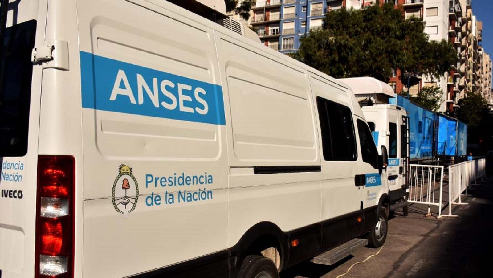 Inauguran camioneta de Anses en Mar del Plata. 