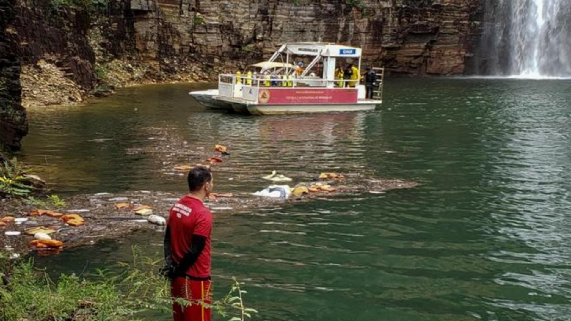 La Policía Civil trabaja en identificar los cuerpos dañados de las víctimas del derrumbe en Brasil. (Cortesía AFP)