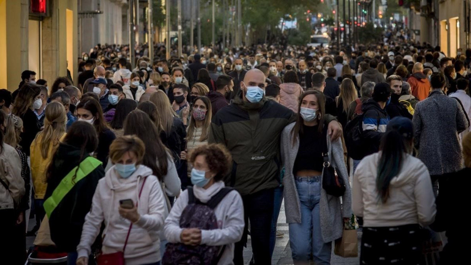 Los casos de Covid en el mundo aumentaron con la nueva variante.