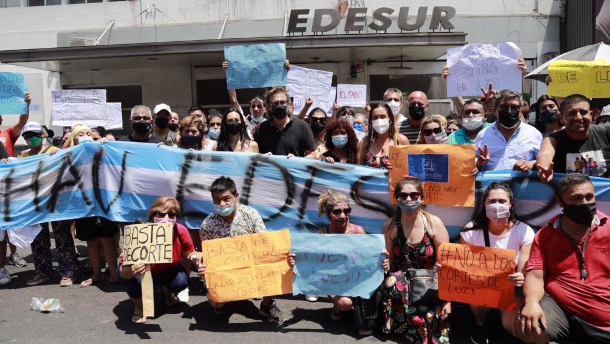 La marcha culminó frente a las oficinas locales de la empresa distribuidora.