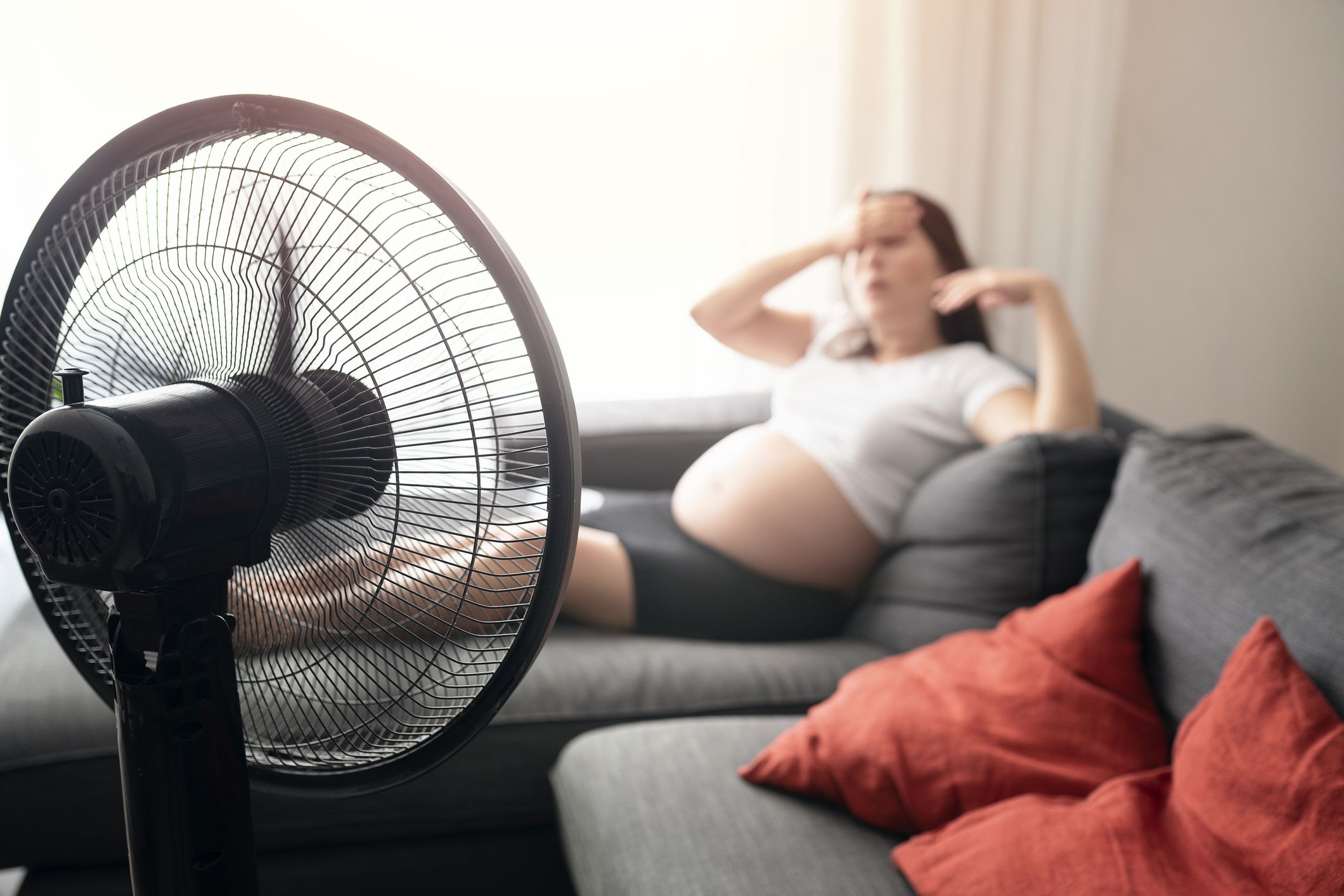 La “intolerancia al calor” es un síntoma habitual que experimentan las mujeres porque durante el embarazo la temperatura corporal es de por sí un poco más alta que la normal,