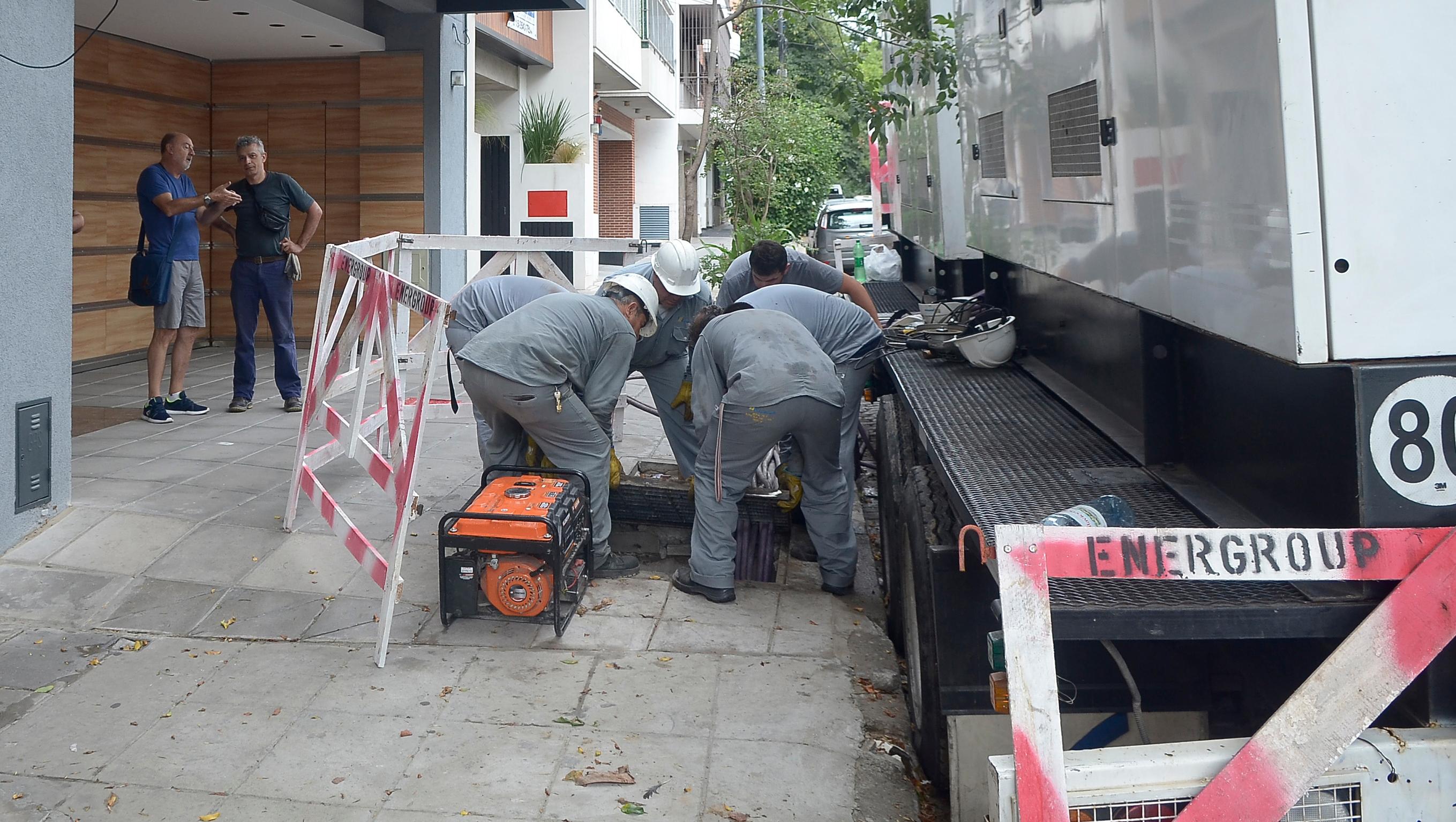 Las cuadrillas siguen trabajando para que retorne la luz (Fernando Pérez Re/Crónica).