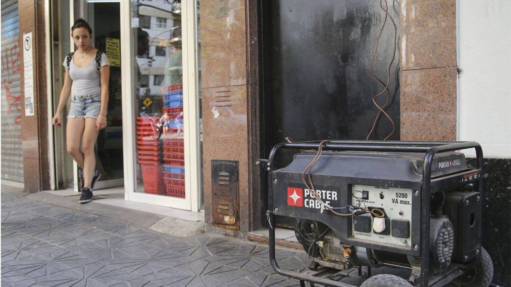 Por la prolongación de los cortes de luz algunos usuarios tuvieron que autoabastecerse con generadores eléctricos.