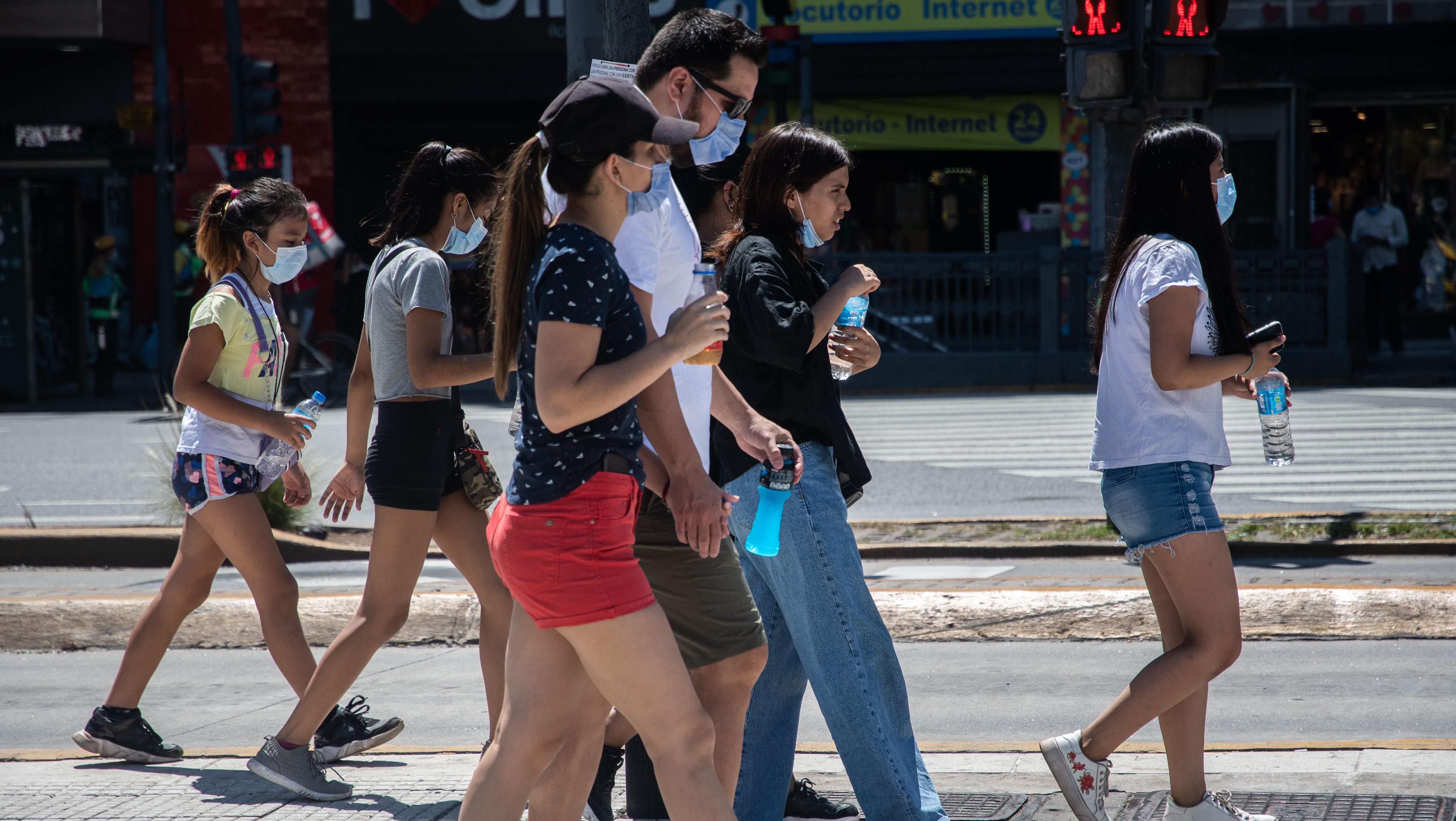 Una nueva jornada de calor agobiante mantiene a doce provincias bajo alerta rojo (Télam).     