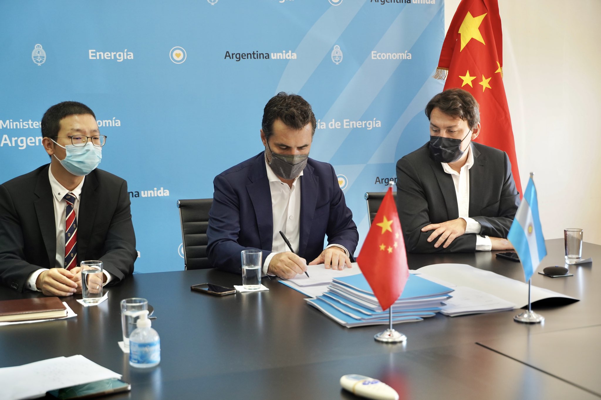 El secretario de Energía, Darío Martínez, selló el acuerdo con la empresa china.