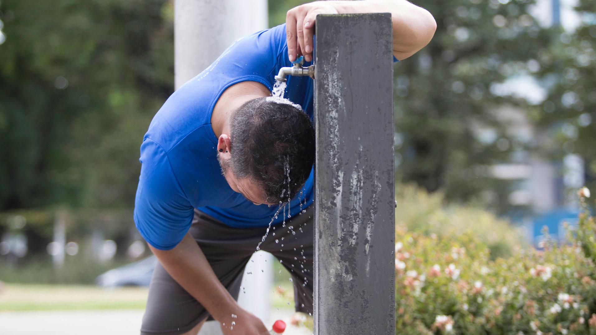 Las muñecas y la nuca son zonas del cuerpo recomendadas para mojar ante el calor extremo.