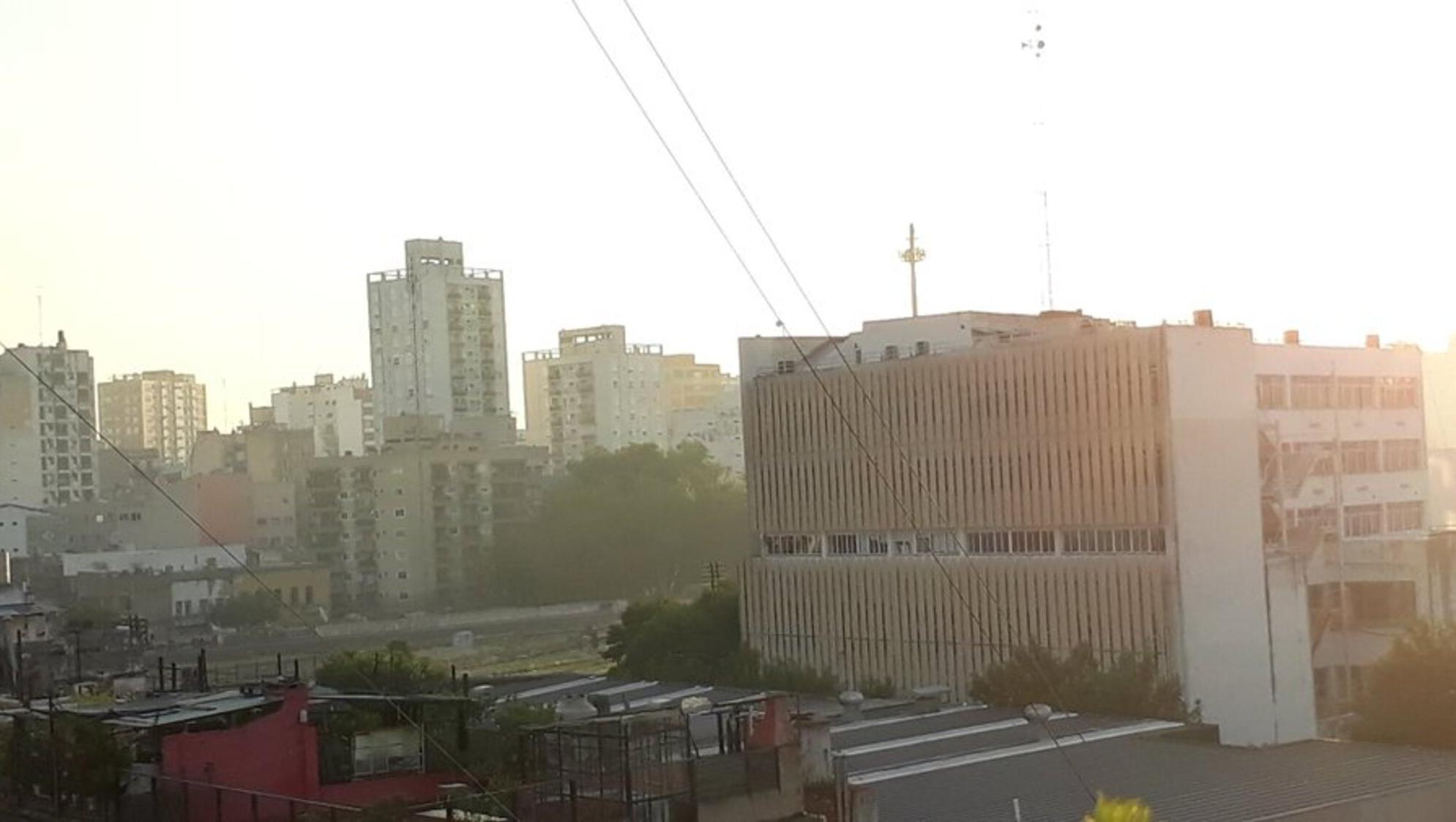 Los porteños y bonaerenses amanecieron con un clima enrarecido por el calor, el humo y el mal olor.