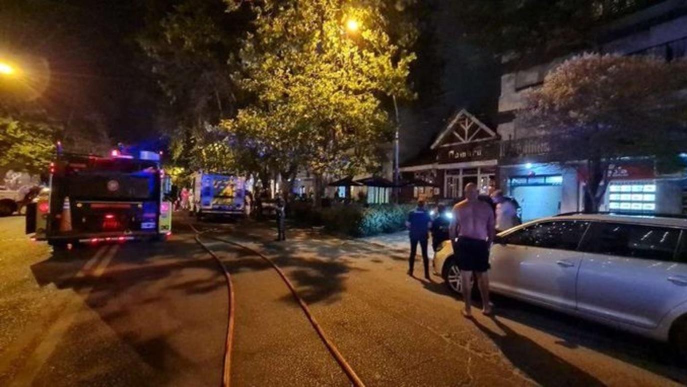 Los bomberos pudieron sofocar el incendio en horas de la madrugada (Twitter).