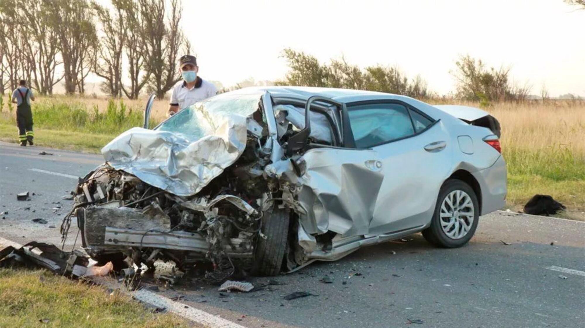 Así quedó uno de los autos implicados en el choque frontal. 