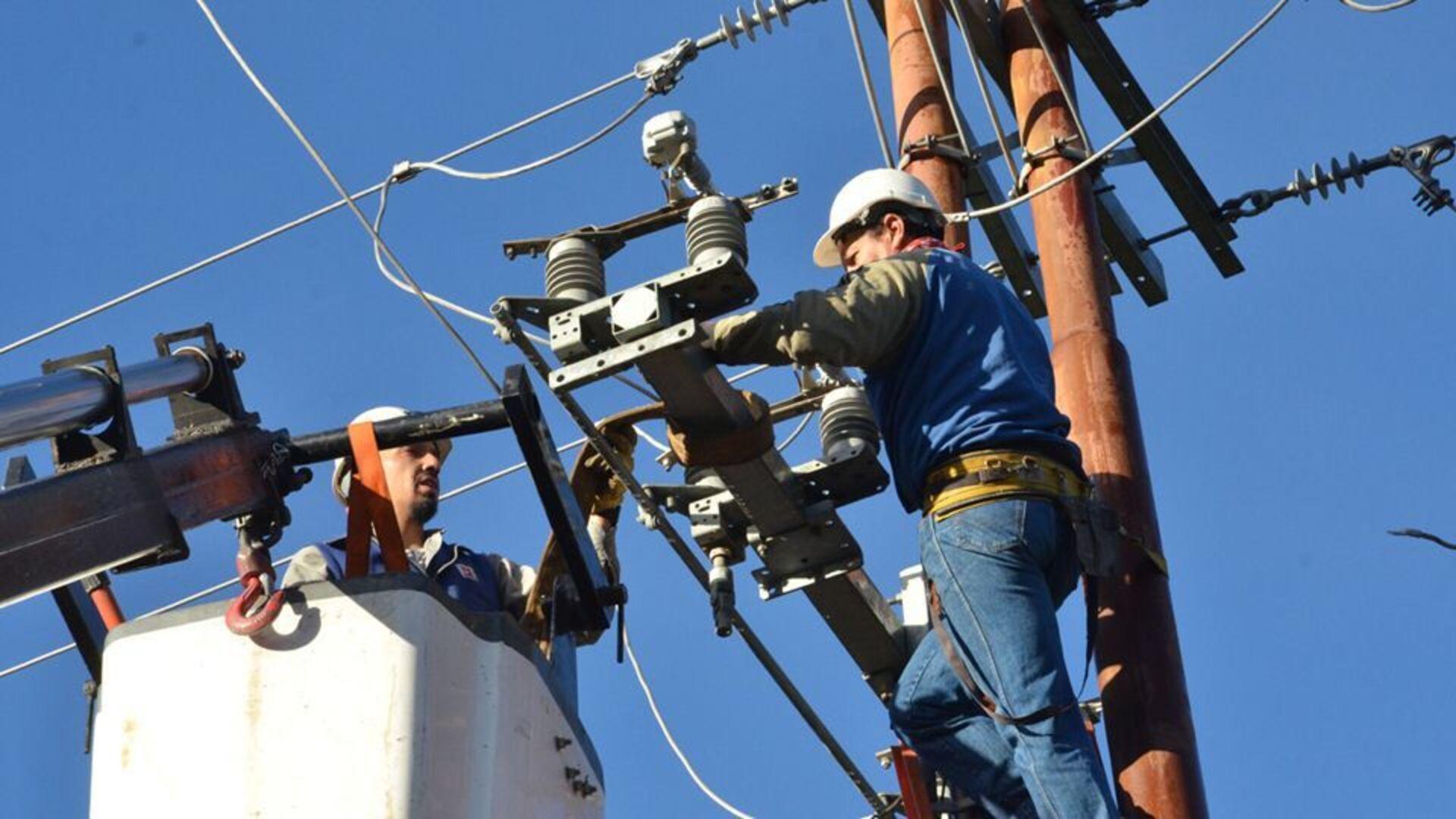 En medio de la nueva jornada agobiante, más de 21 mil usuarios de la Ciudad de Buenos Aires y del Conurbano sufrían cortes de luz eléctrica.