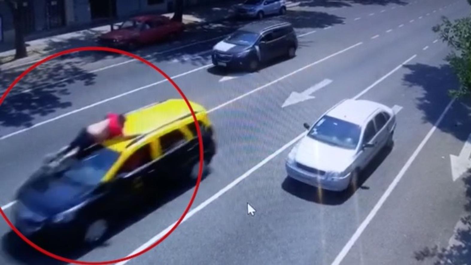 El taxista se aferró a su auto hasta que fue despedido tras el impacto. 