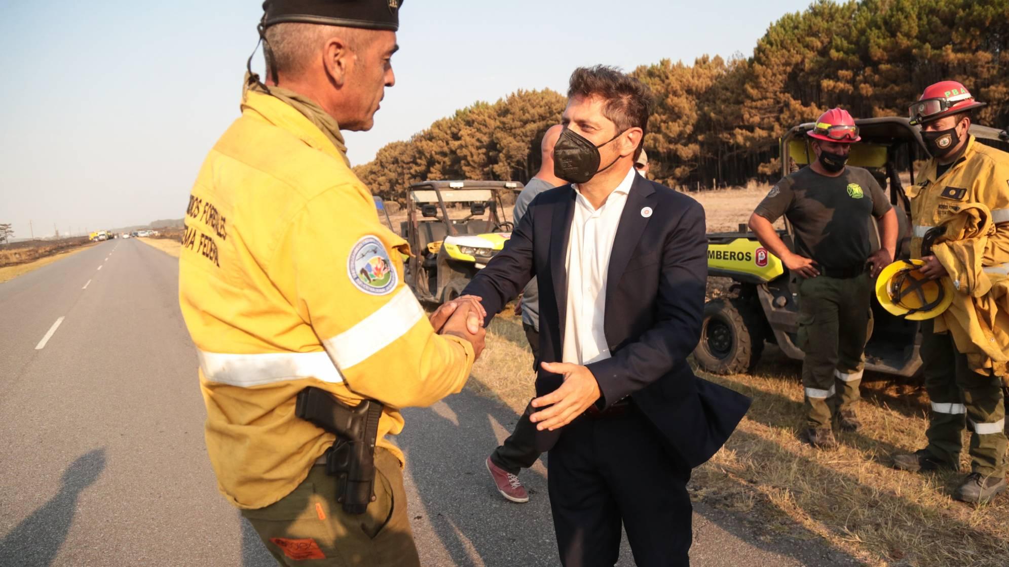 Axel Kicillof recorrió la zona de Miramar donde se incendiaron 240 hectáreas.