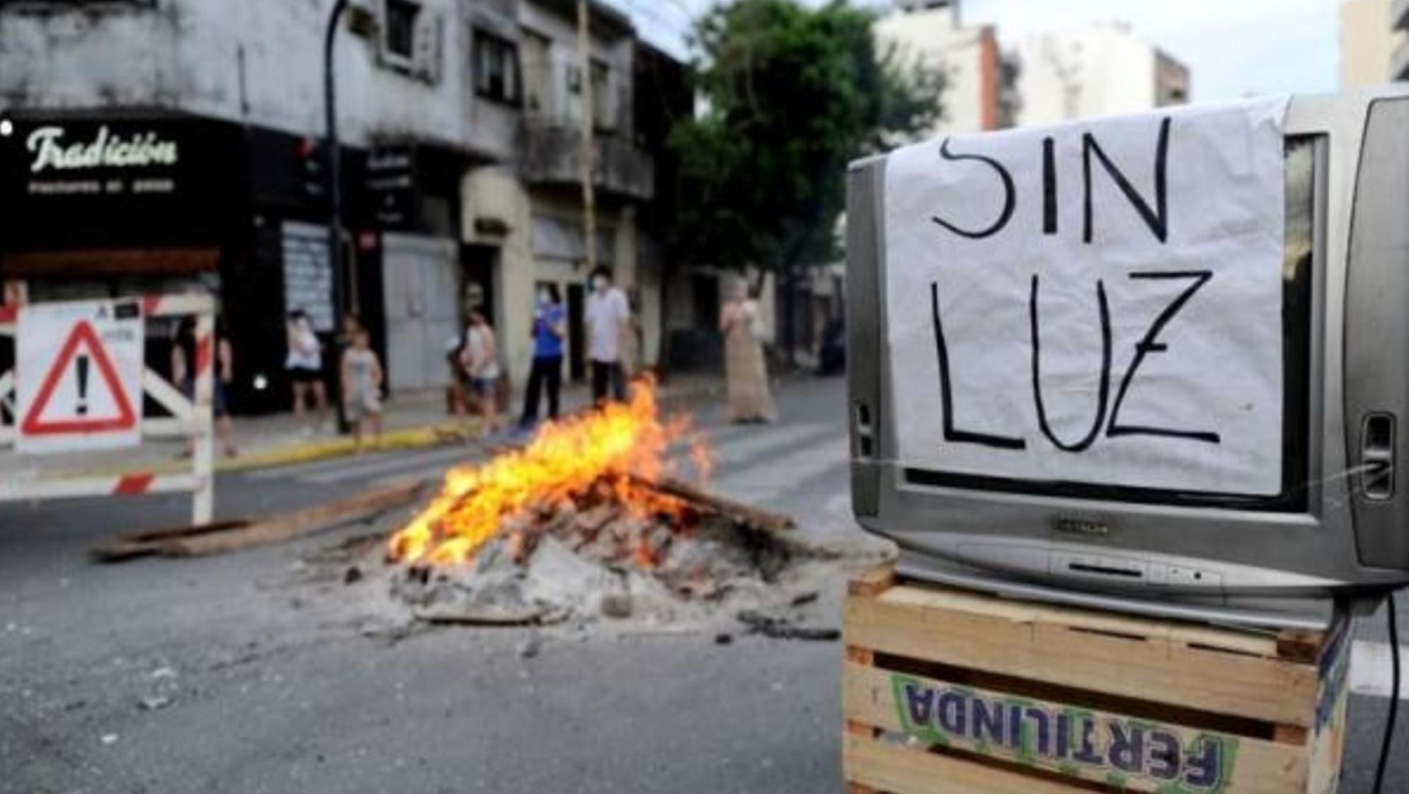 Cientos de personas reclamaron en las calles la falta de luz y agua en el AMBA.