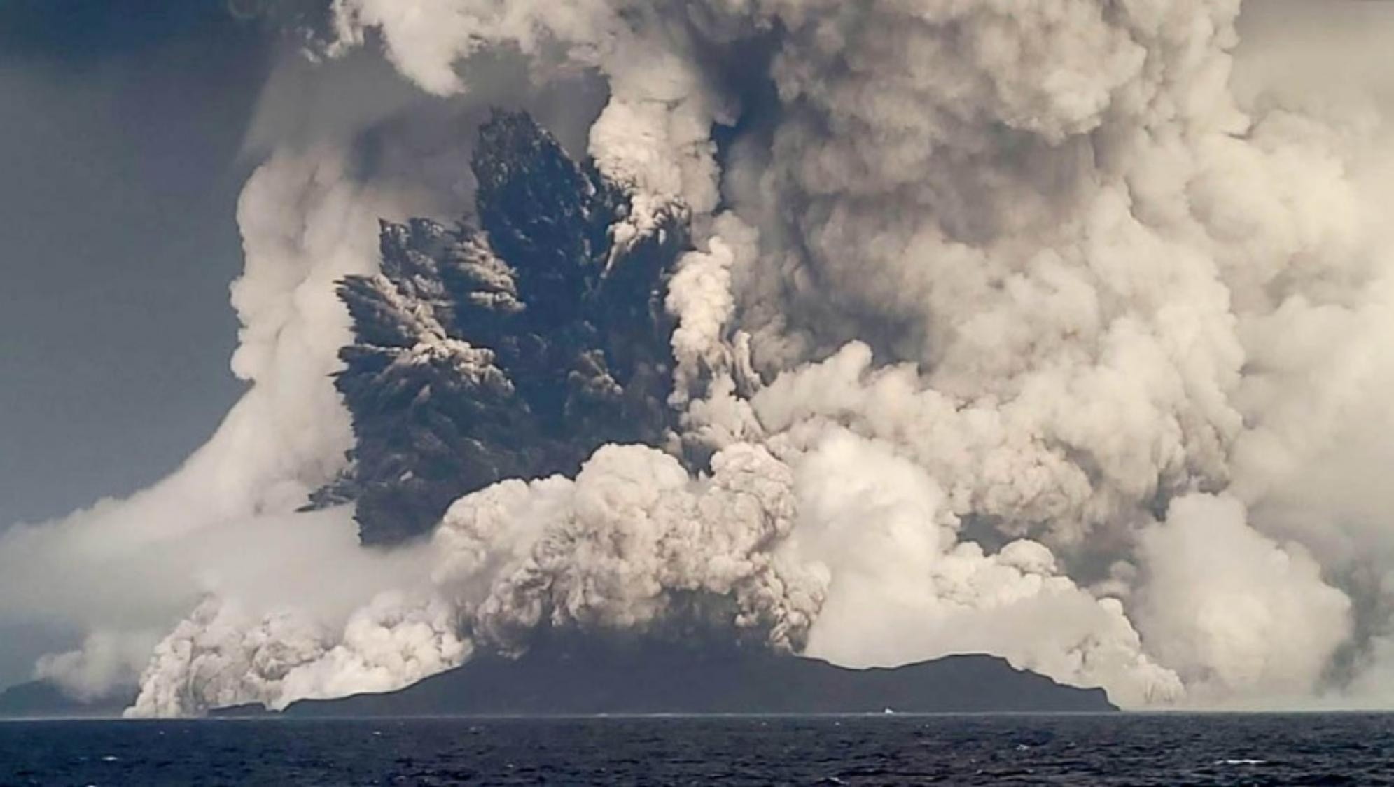 La erupción volcánica dejó a la capital de Tonga inundada y cubierta de ceniza.