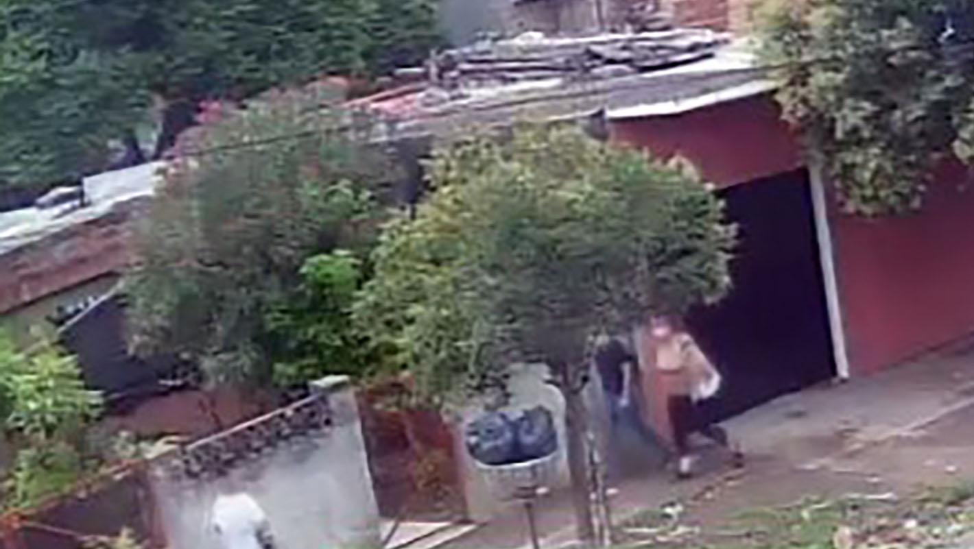 El delincuente asaltó a las dos mujeres mientras caminaban en Castelar (Captura de video).