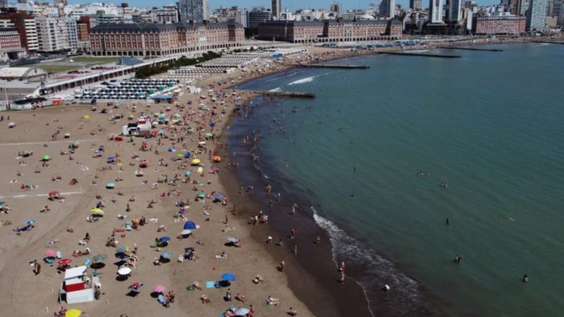 Después de una semana de lluvias, la gente salió a la playa.