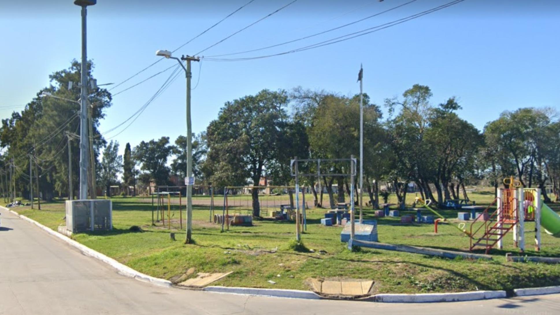 El hecho se produjo frente a esta plaza, en el oeste del conurbano bonaerense.