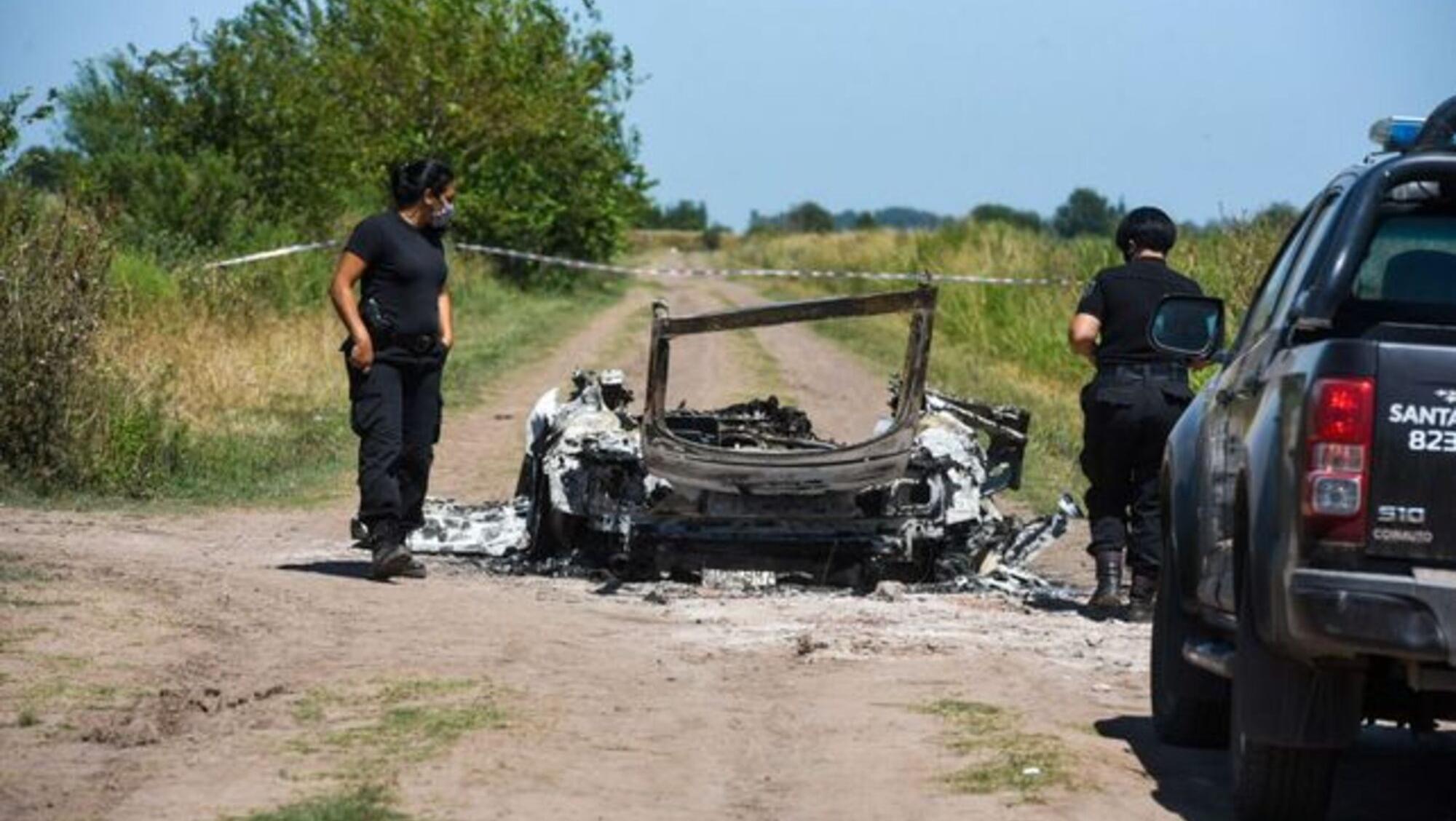 El Audi TT blanco que fue calcinado luego de ser atacado a tiros a la salida de la fiesta. 