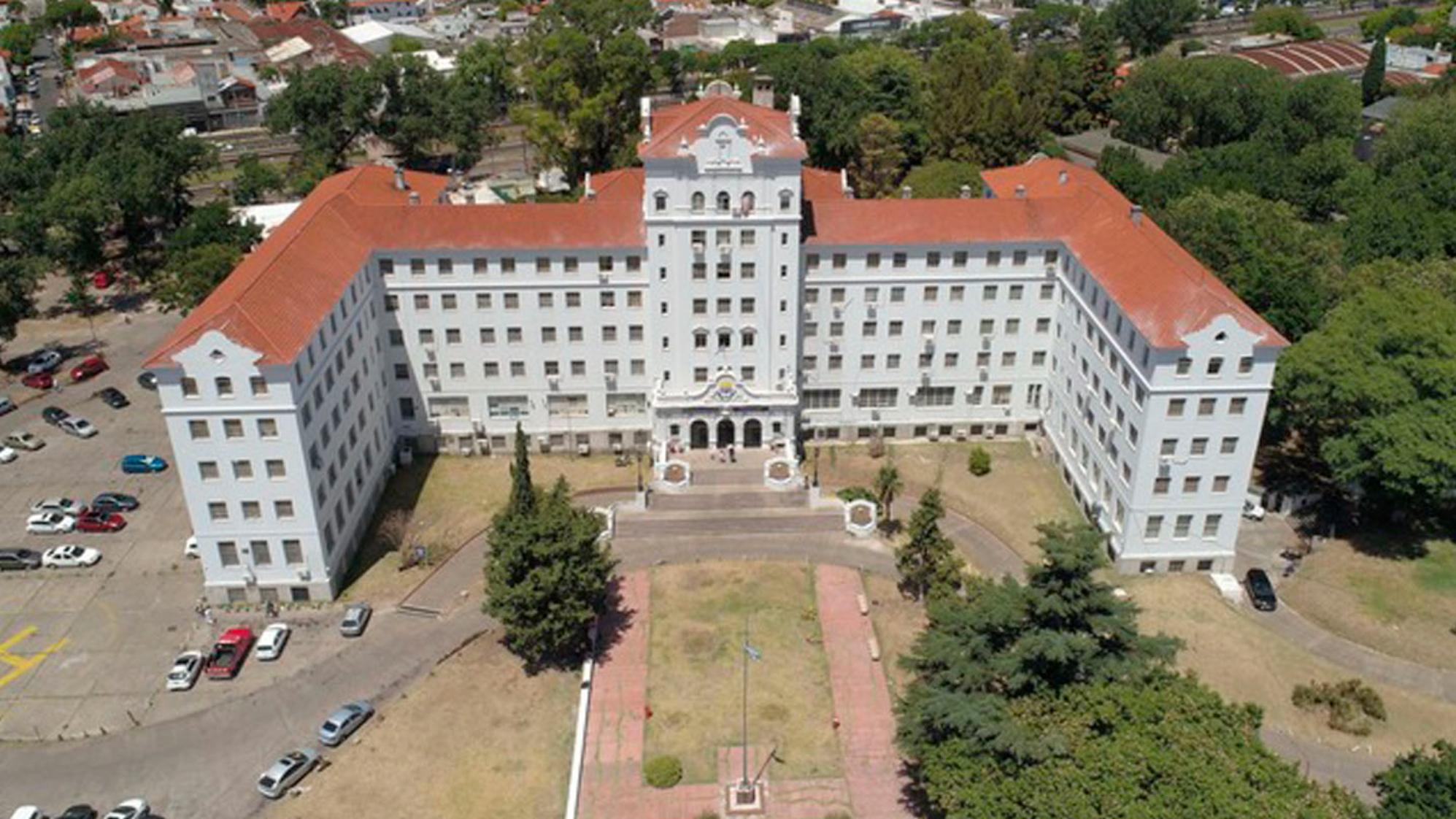 El funcionario policial fue asistido por los médicos en el Hospital Luis Güemes, situado en Haedo.