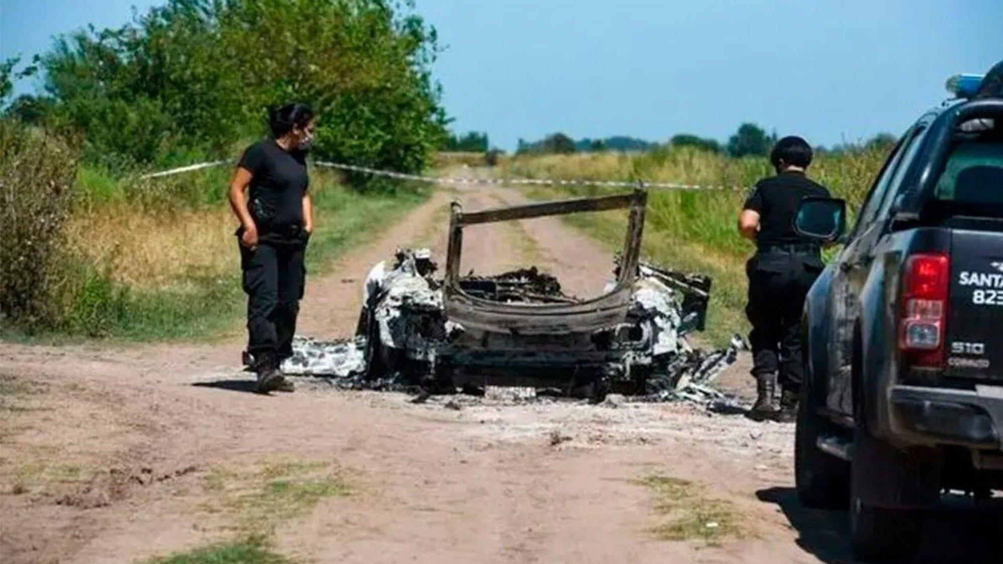 El auto prendido fuego fue hallado en un camino en la zona norte de Rosario. 