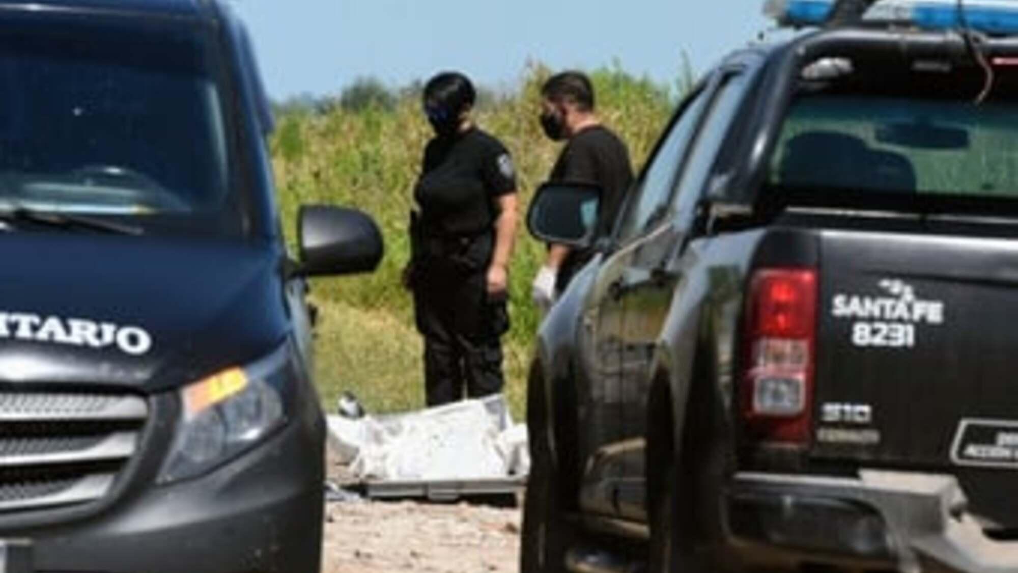 El auto de la familia fue encontrado completamente carbonizado en un camino rural al norte de Rosario.