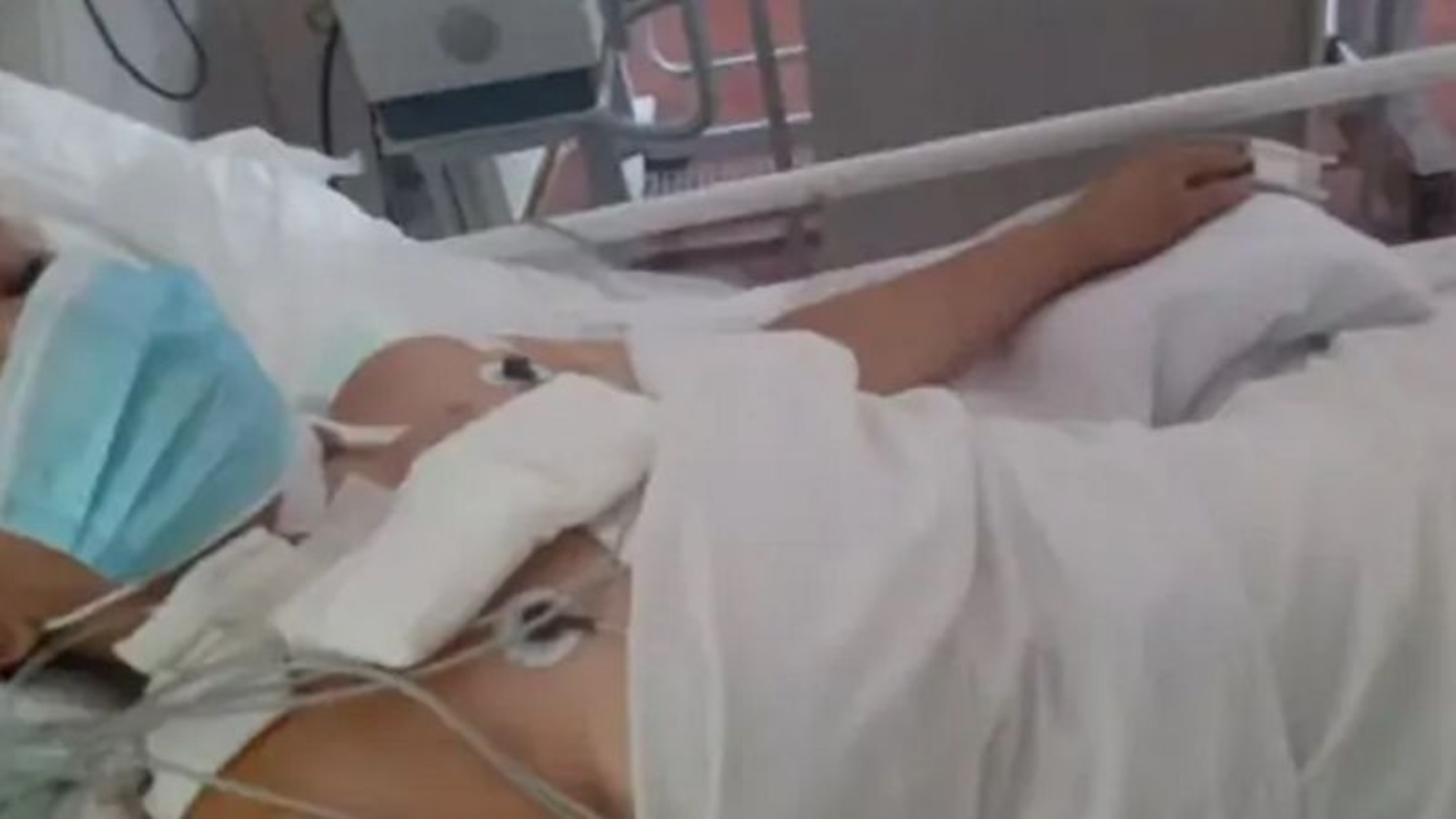 La víctima lucha por su vida después de recibir 37 puñaladas durante un robo.