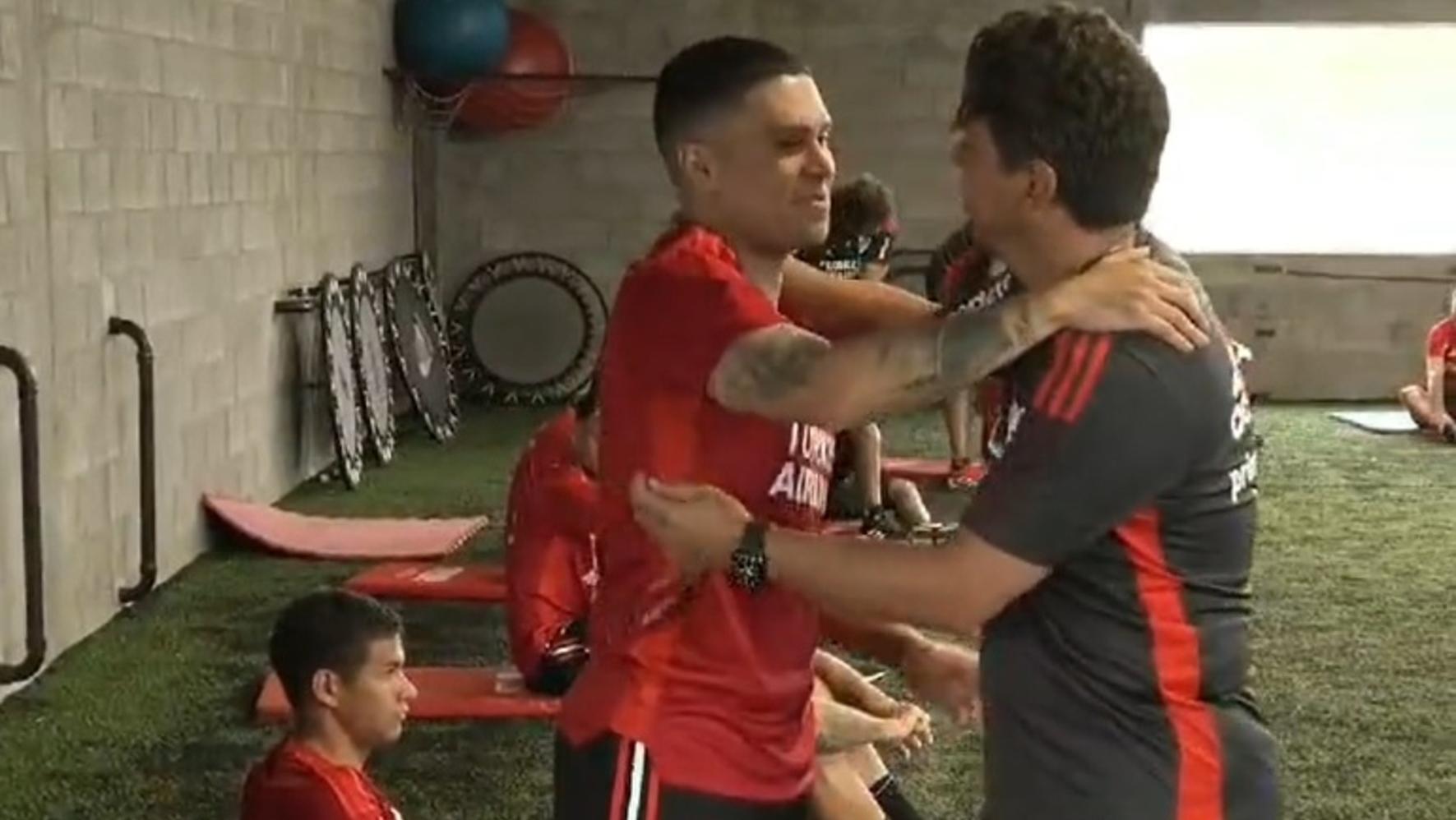 Juanfer Quintero se abrazó con Marcelo Gallardo al verlo en el entrenamiento.